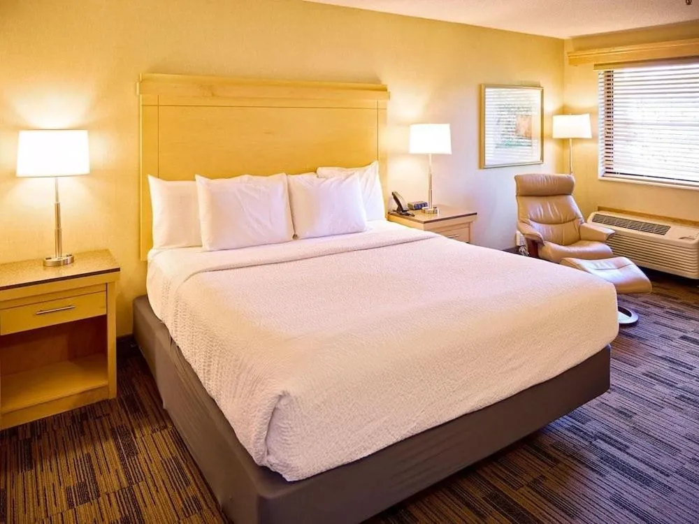 Bed in LivINN Hotel Cincinnati North/ Sharonville