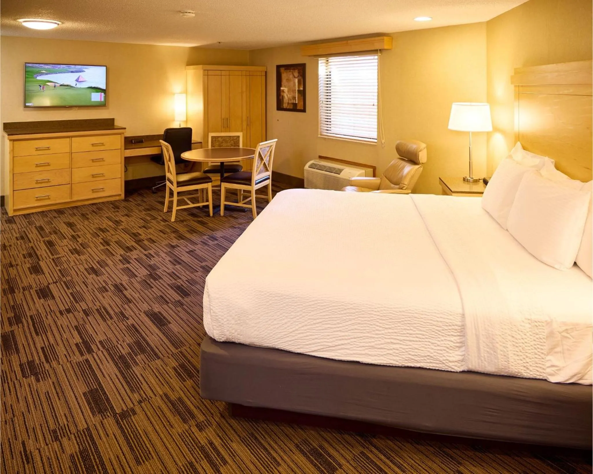 Bed in LivINN Hotel Cincinnati North/ Sharonville