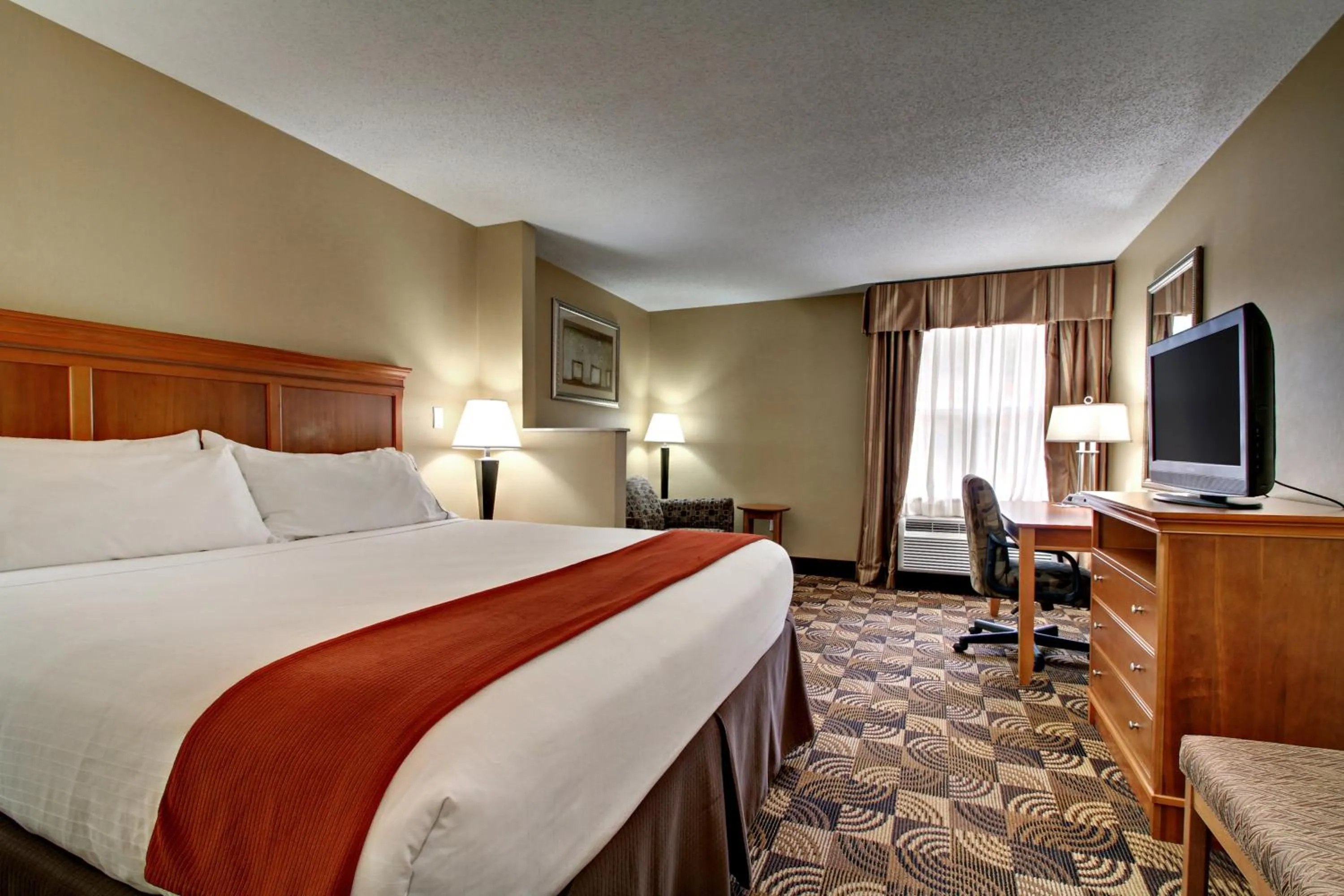 Photo of the whole room, Bed in Holiday Inn Express Hurricane Mills Waverly by IHG