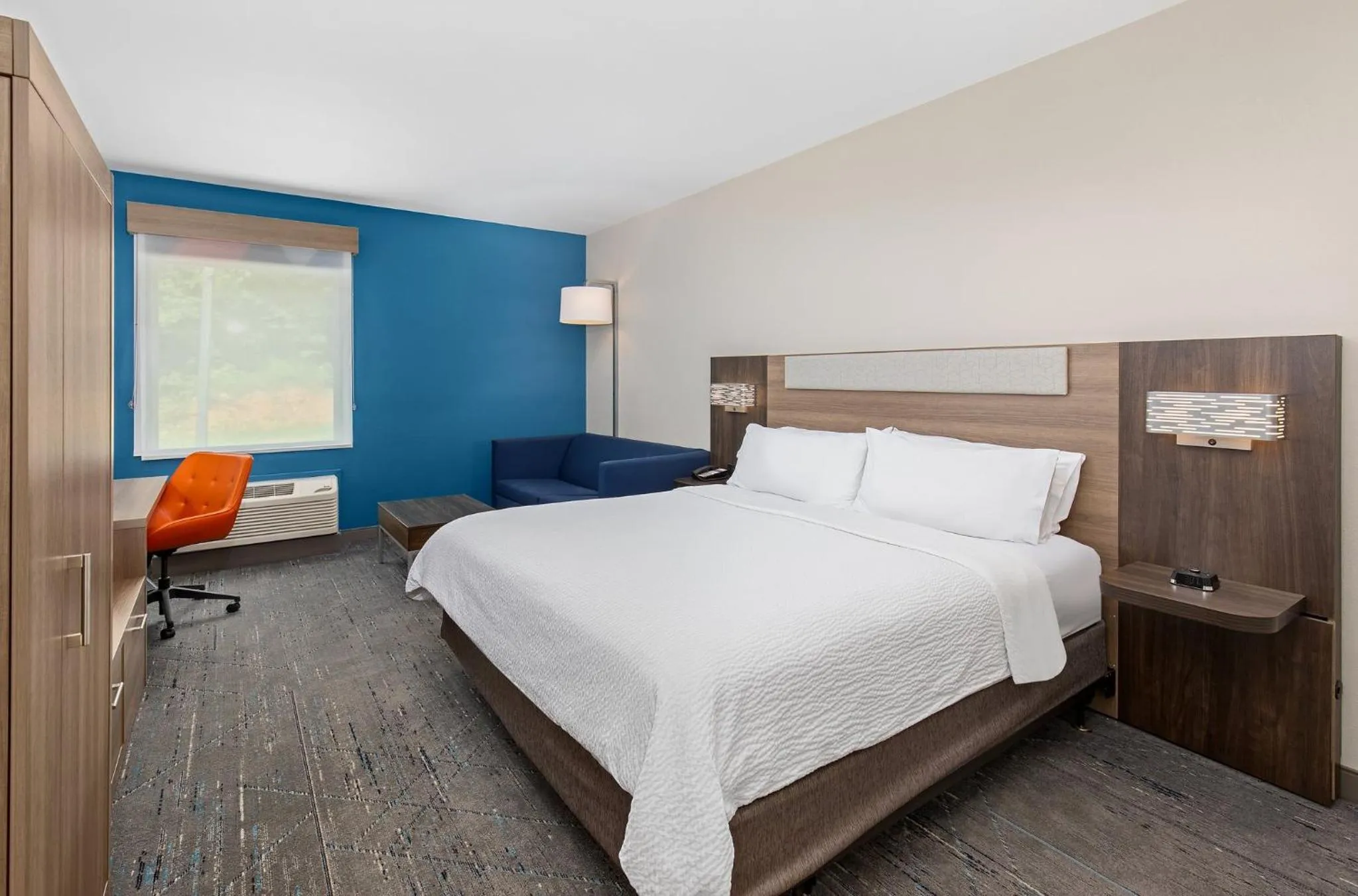 Photo of the whole room, Bed in Holiday Inn Express Hurricane Mills Waverly by IHG
