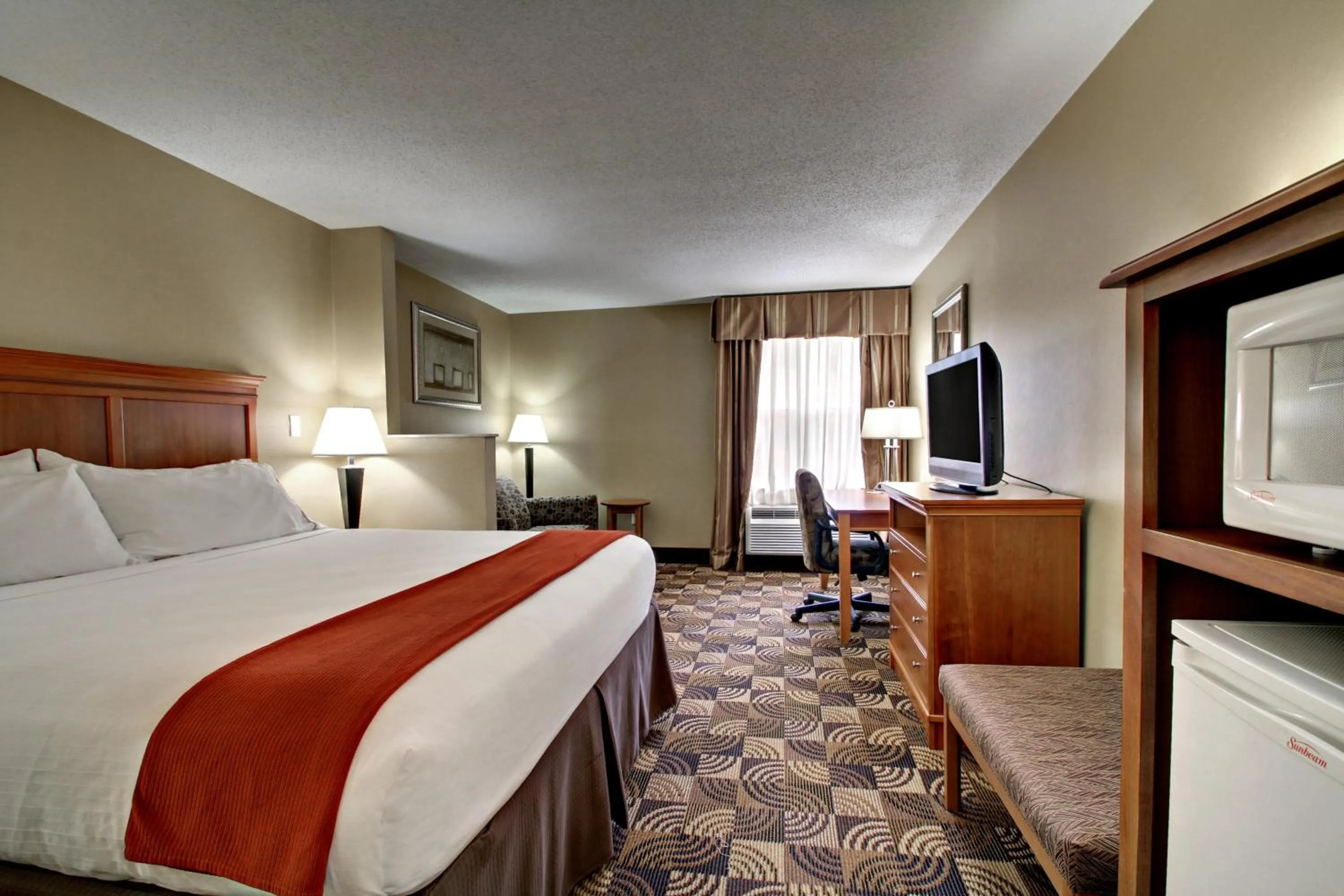 Photo of the whole room, Bed in Holiday Inn Express Hurricane Mills Waverly by IHG