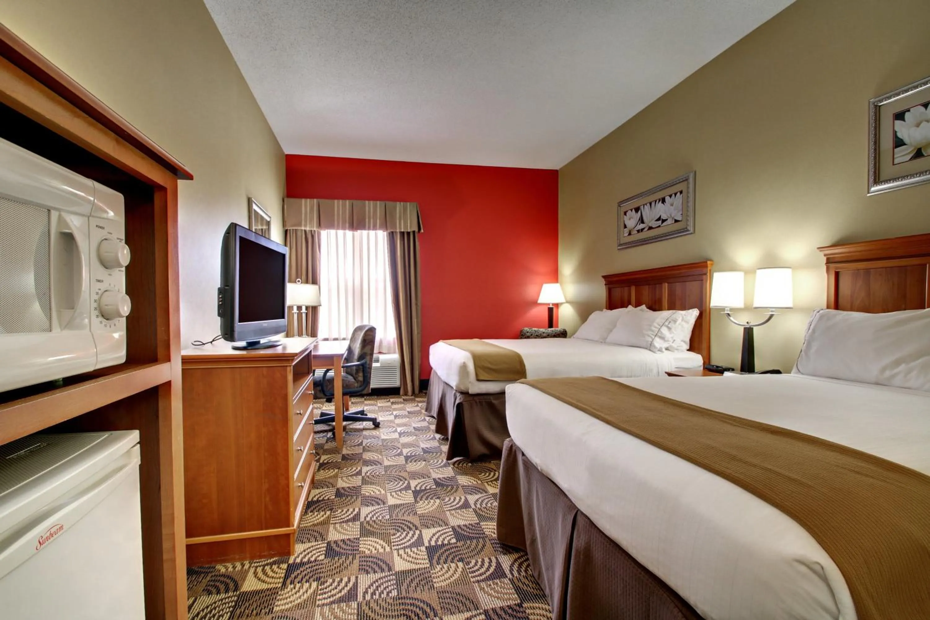 Photo of the whole room, Bed in Holiday Inn Express Hurricane Mills Waverly by IHG