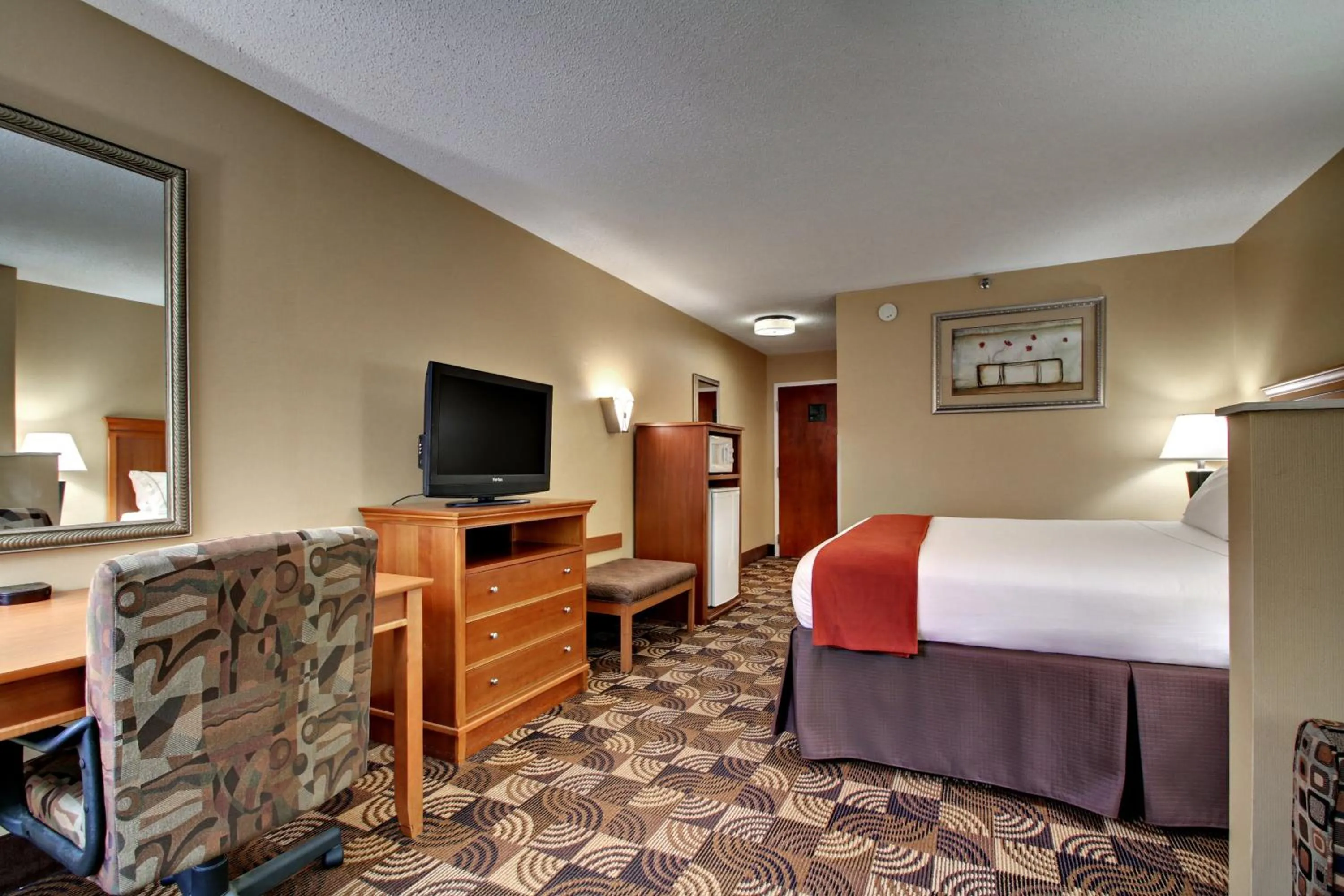 Photo of the whole room, Bed in Holiday Inn Express Hurricane Mills Waverly by IHG
