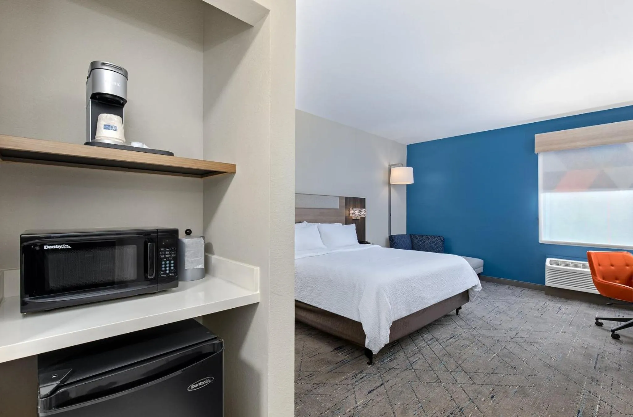 Photo of the whole room, Bed in Holiday Inn Express Hurricane Mills Waverly by IHG