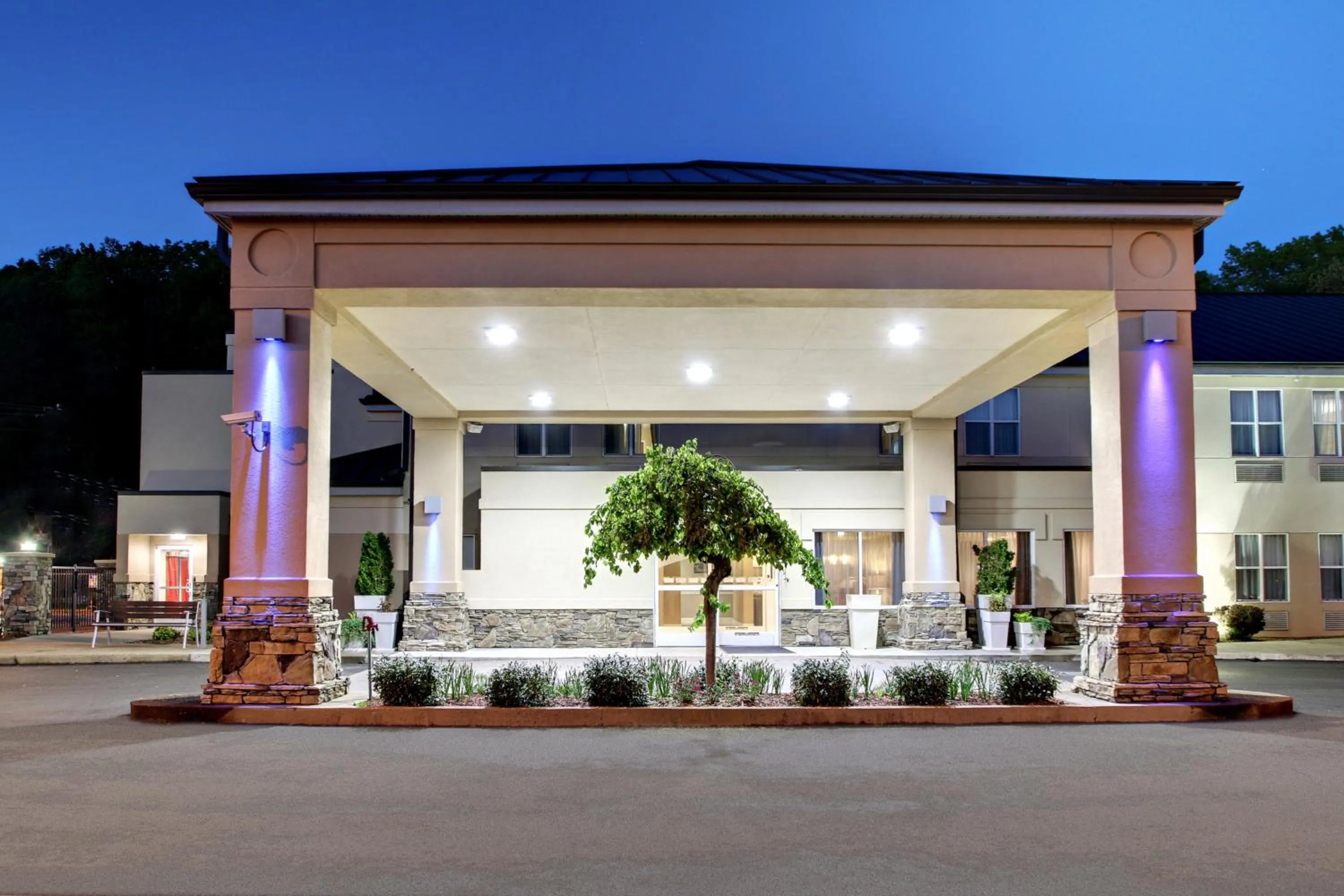 Property building in Holiday Inn Express Hurricane Mills Waverly by IHG