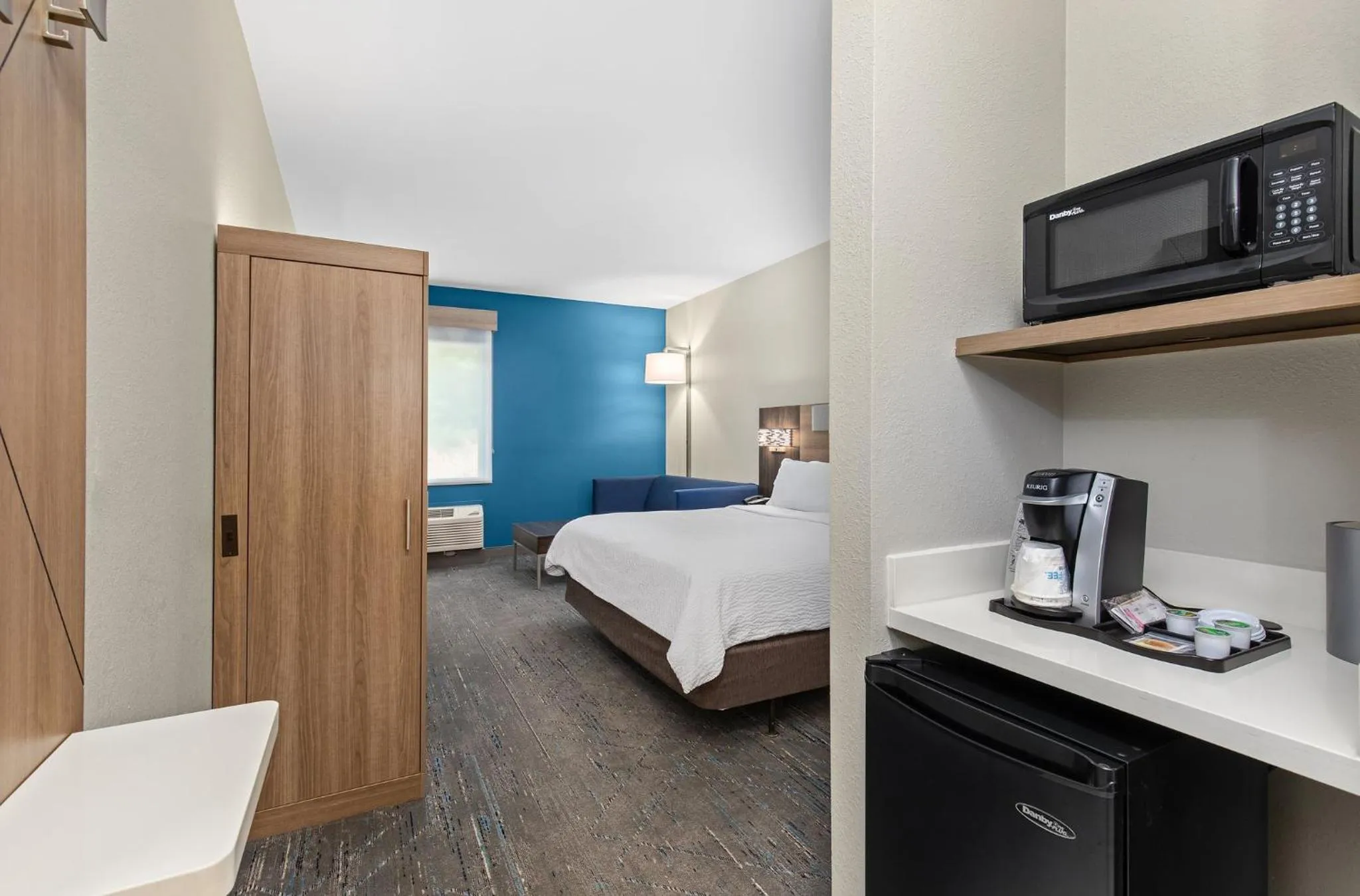 Photo of the whole room, Bed in Holiday Inn Express Hurricane Mills Waverly by IHG