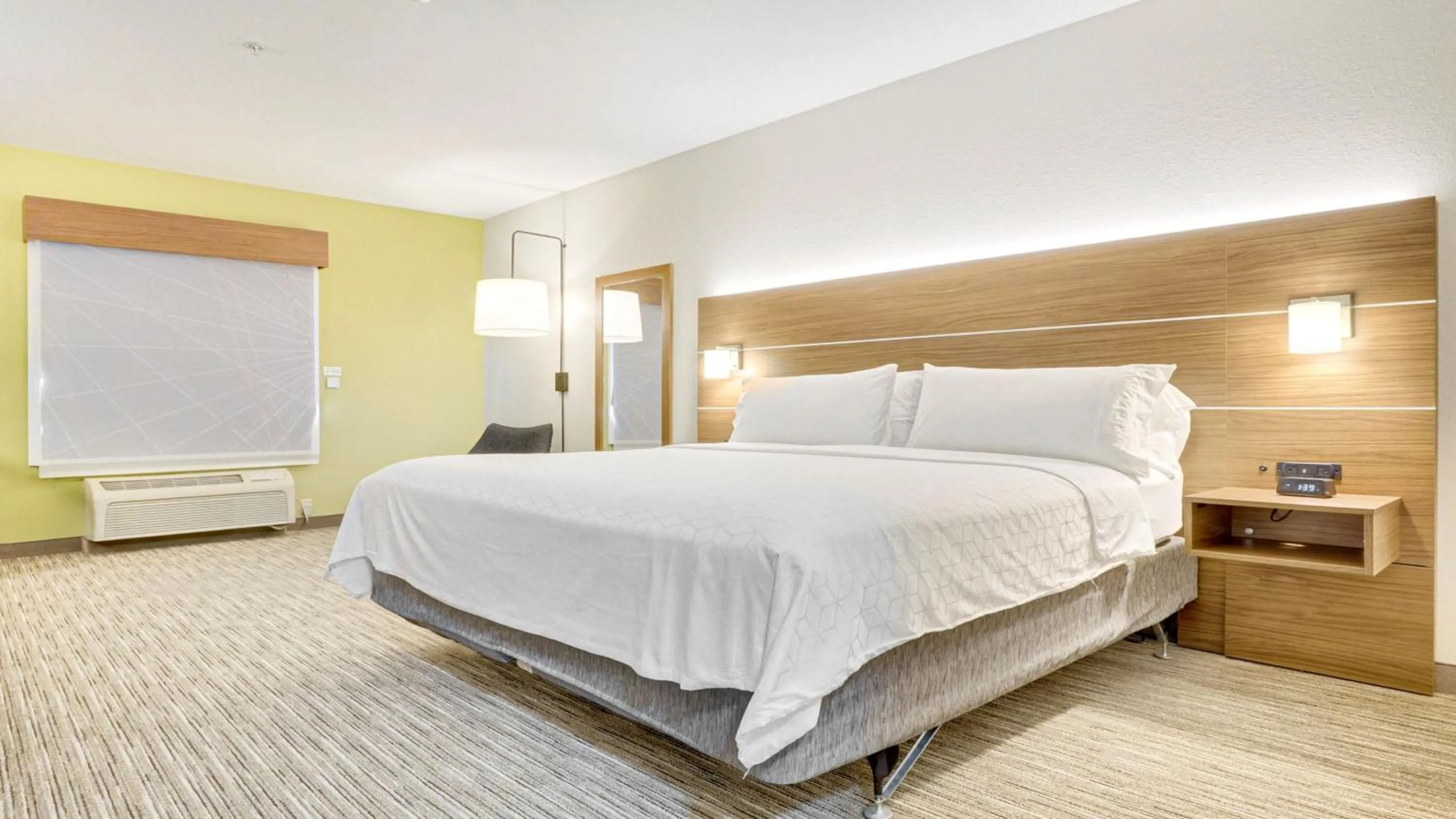 Photo of the whole room, Bed in Holiday Inn Express Hotel & Suites Portland by IHG