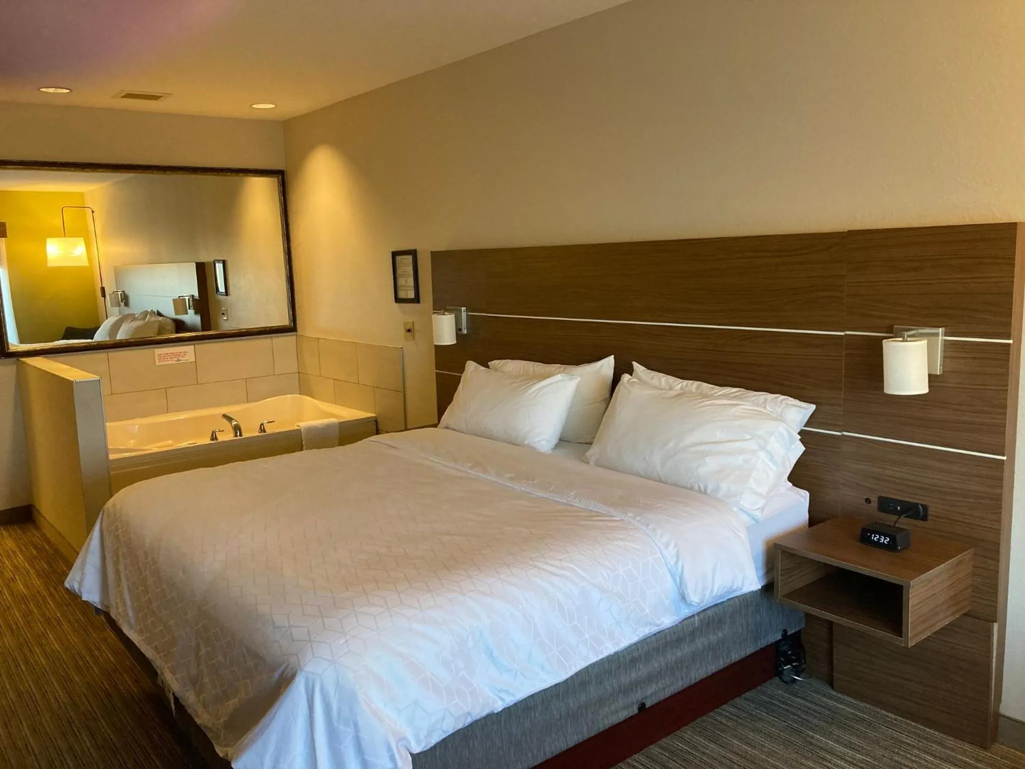 Photo of the whole room, Bed in Holiday Inn Express Hotel & Suites Portland by IHG