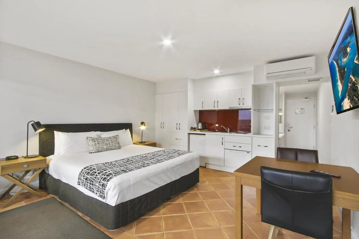 Kitchen or kitchenette, Bed in Bellevue On The Lakes