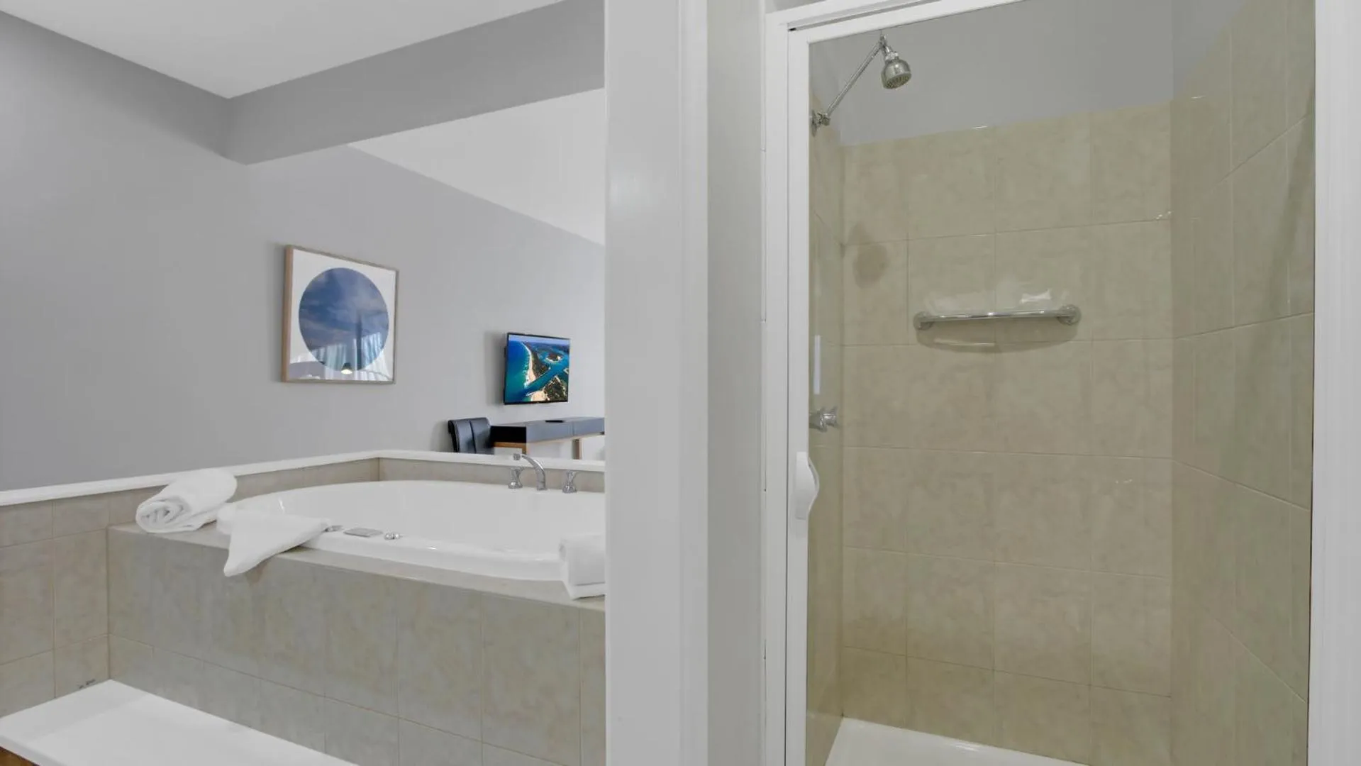 Bathroom, Bed in Bellevue On The Lakes