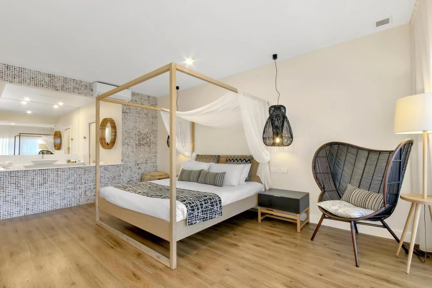 Bathroom, Bed in Bellevue On The Lakes