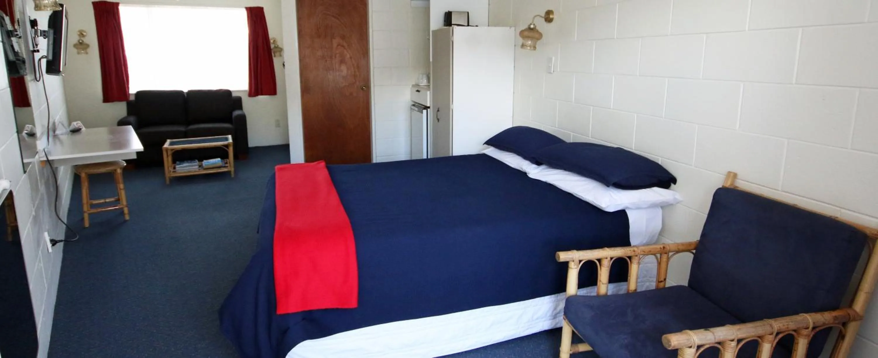 Photo of the whole room, Bed in Midway Pacifica Lodge