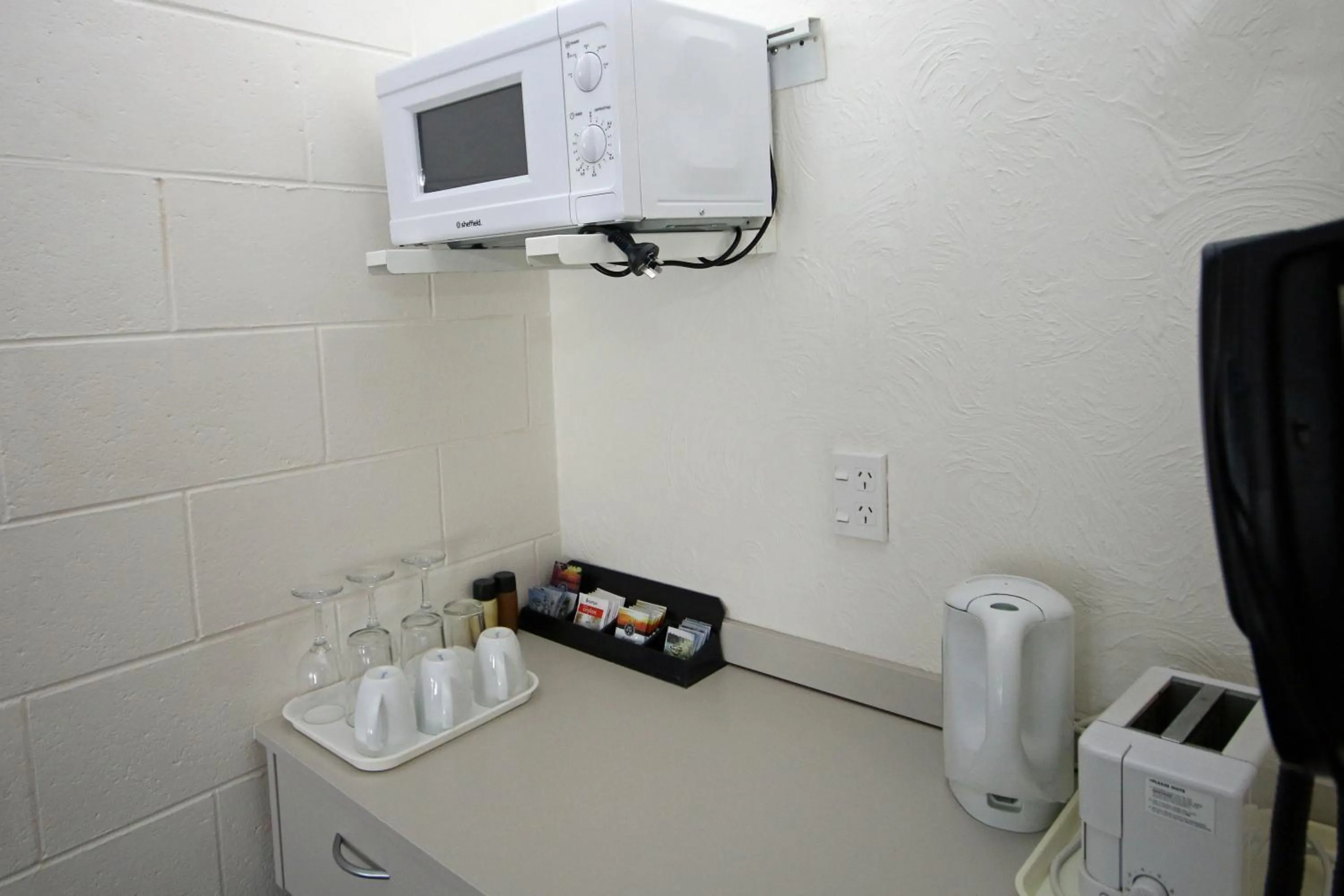 Coffee/tea facilities in Midway Pacifica Lodge