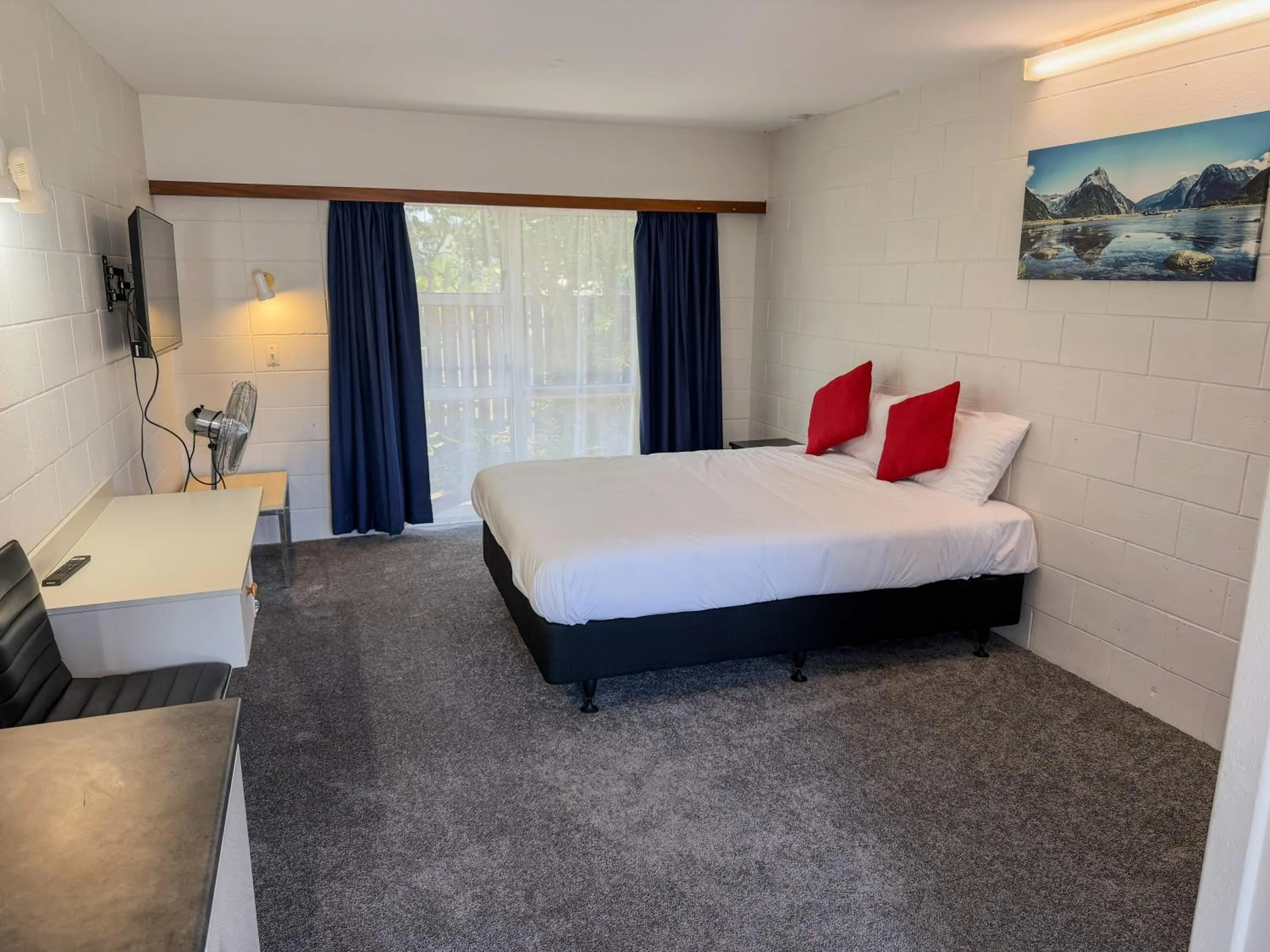 Bed in Midway Pacifica Lodge