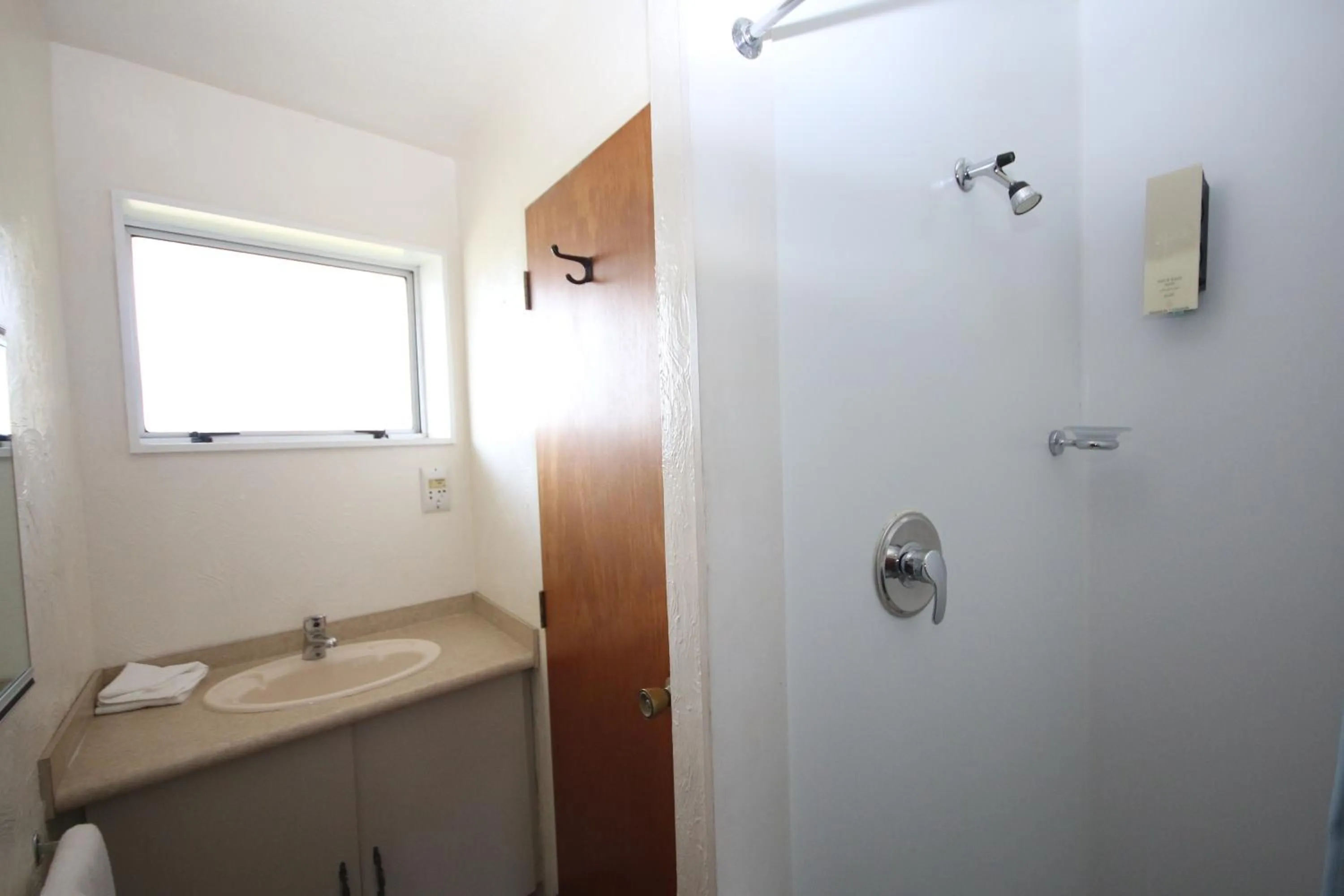 Bathroom in Midway Pacifica Lodge