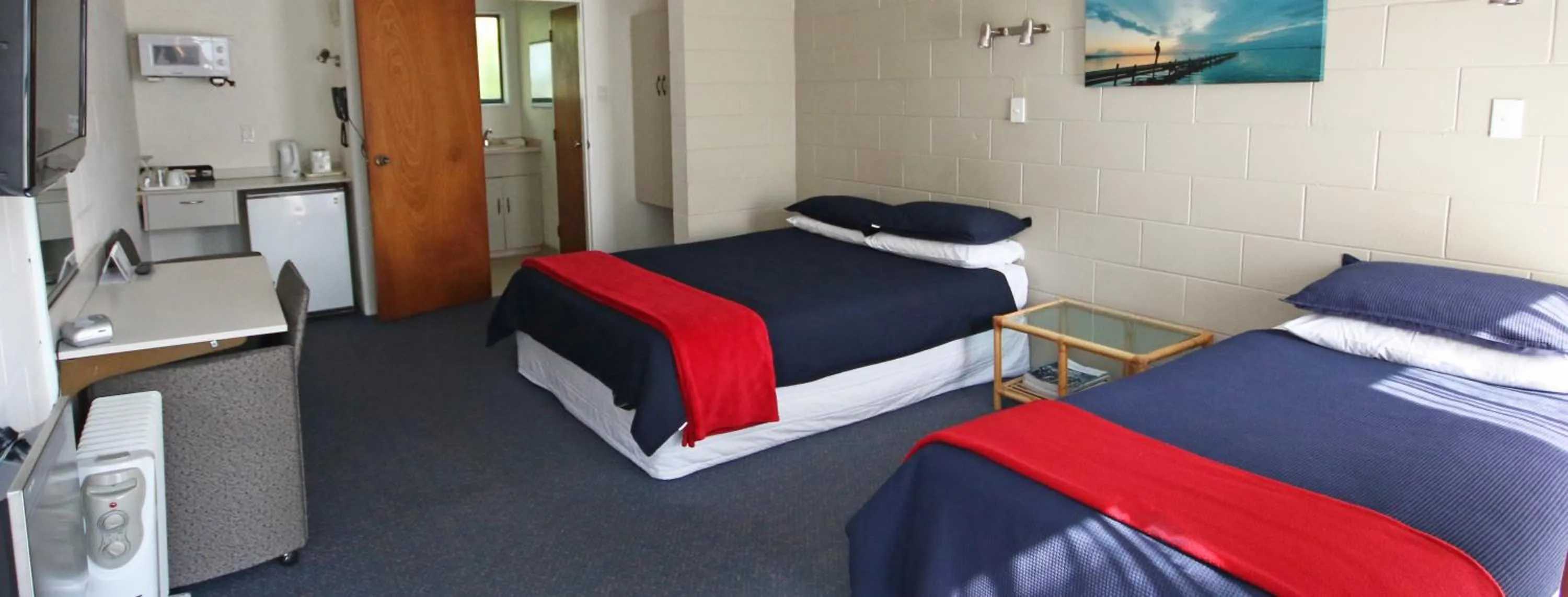 Photo of the whole room, Bed in Midway Pacifica Lodge