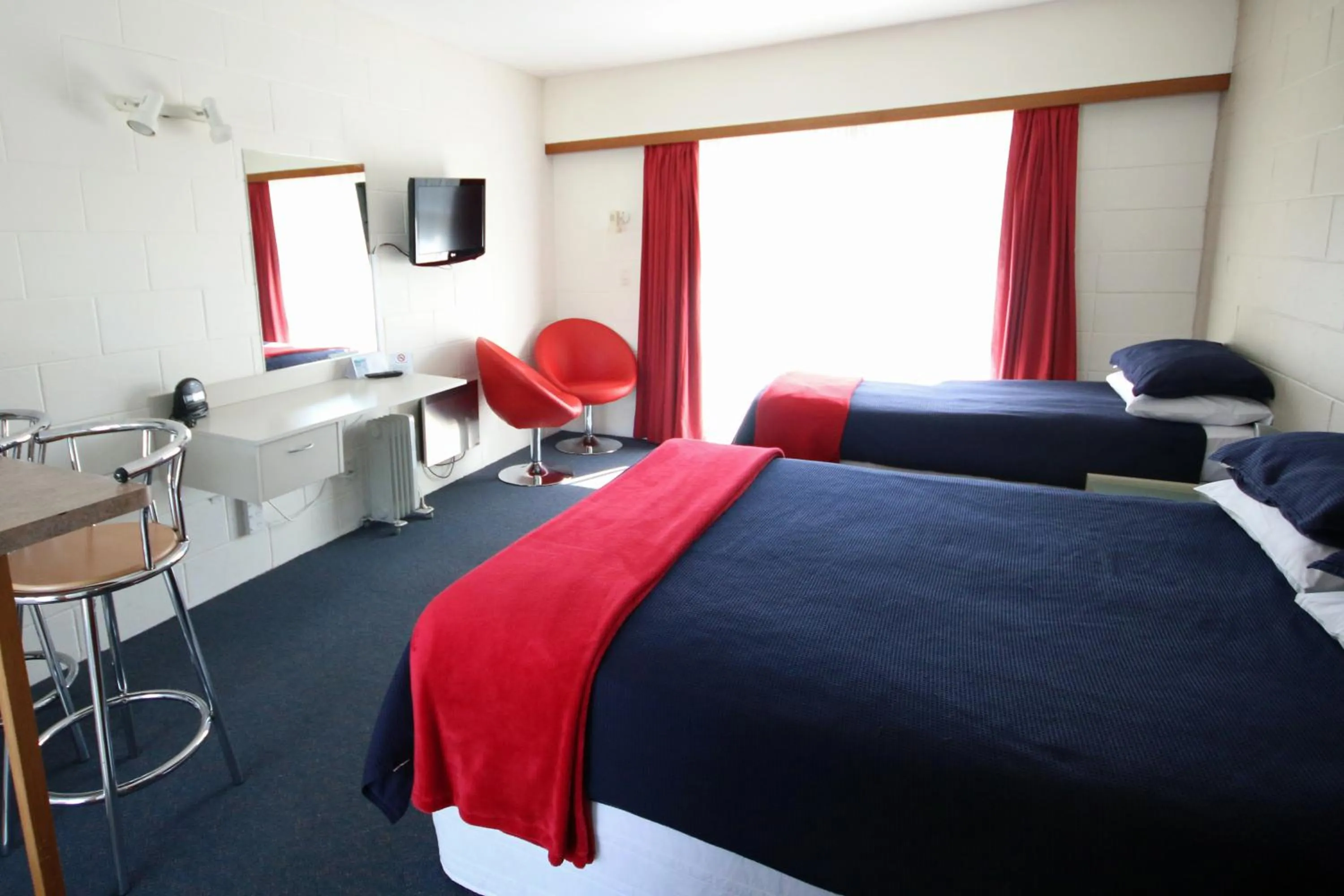 Photo of the whole room, Bed in Midway Pacifica Lodge