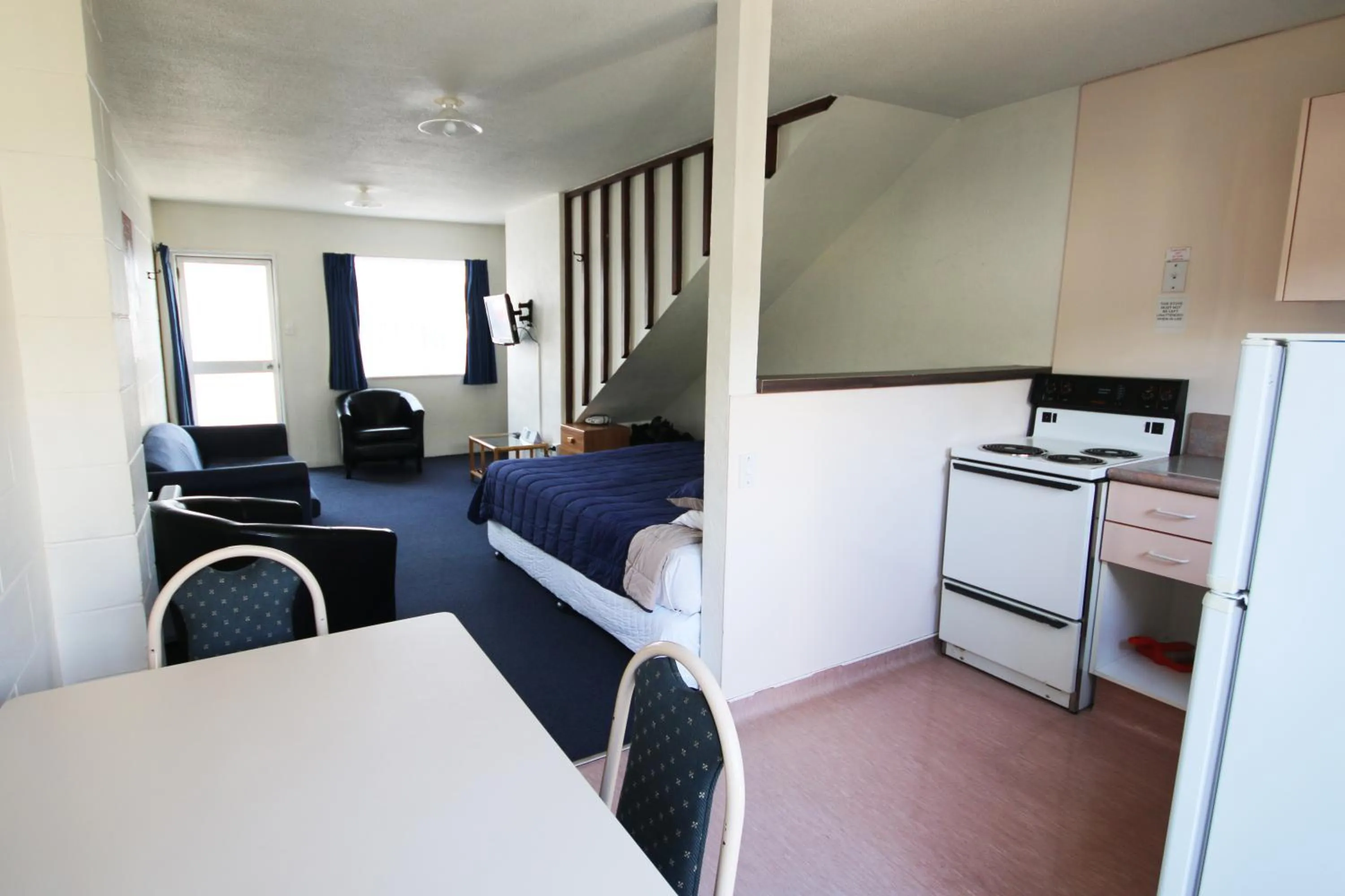 Kitchen or kitchenette, Bed in Midway Pacifica Lodge