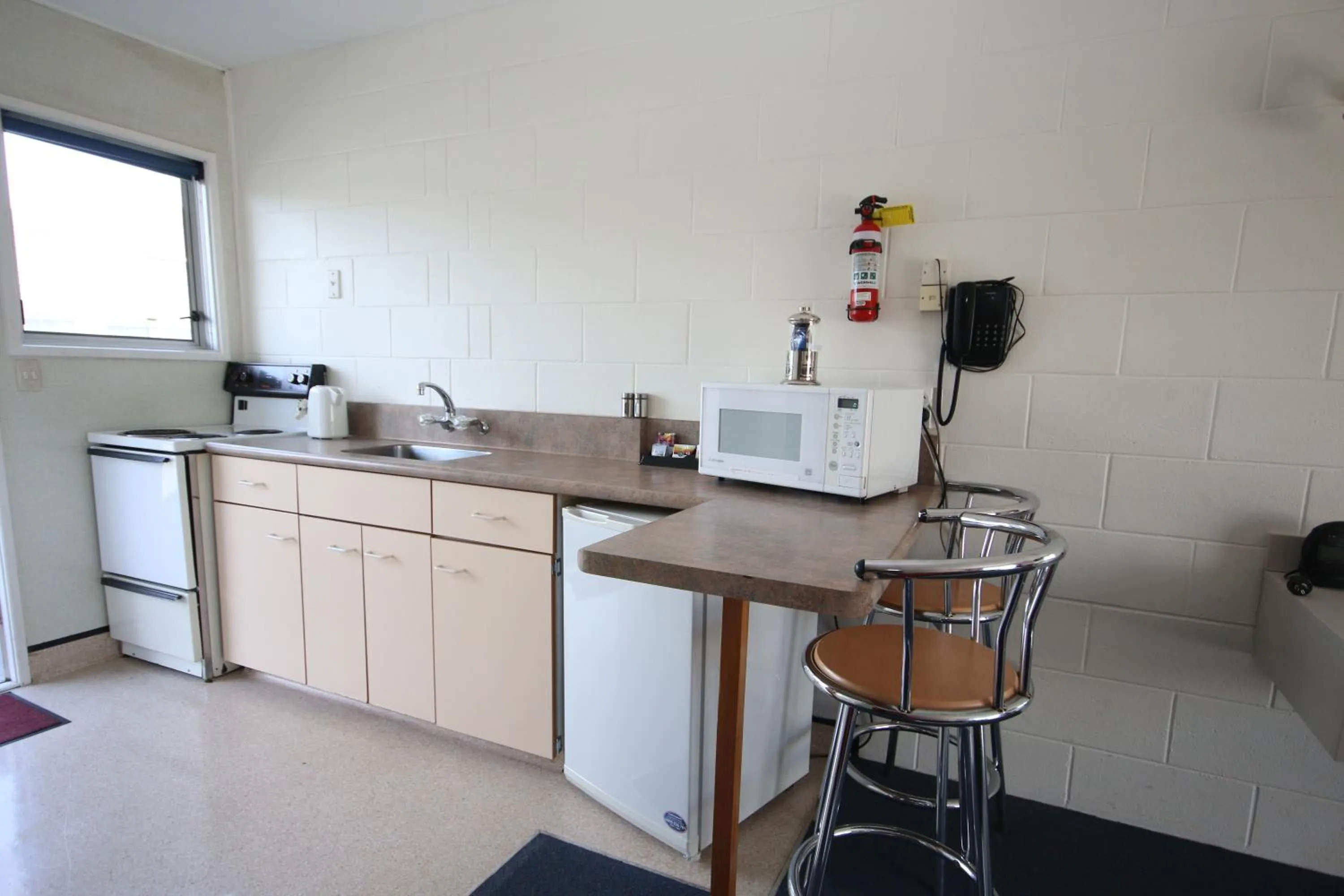 Dining area in Midway Pacifica Lodge