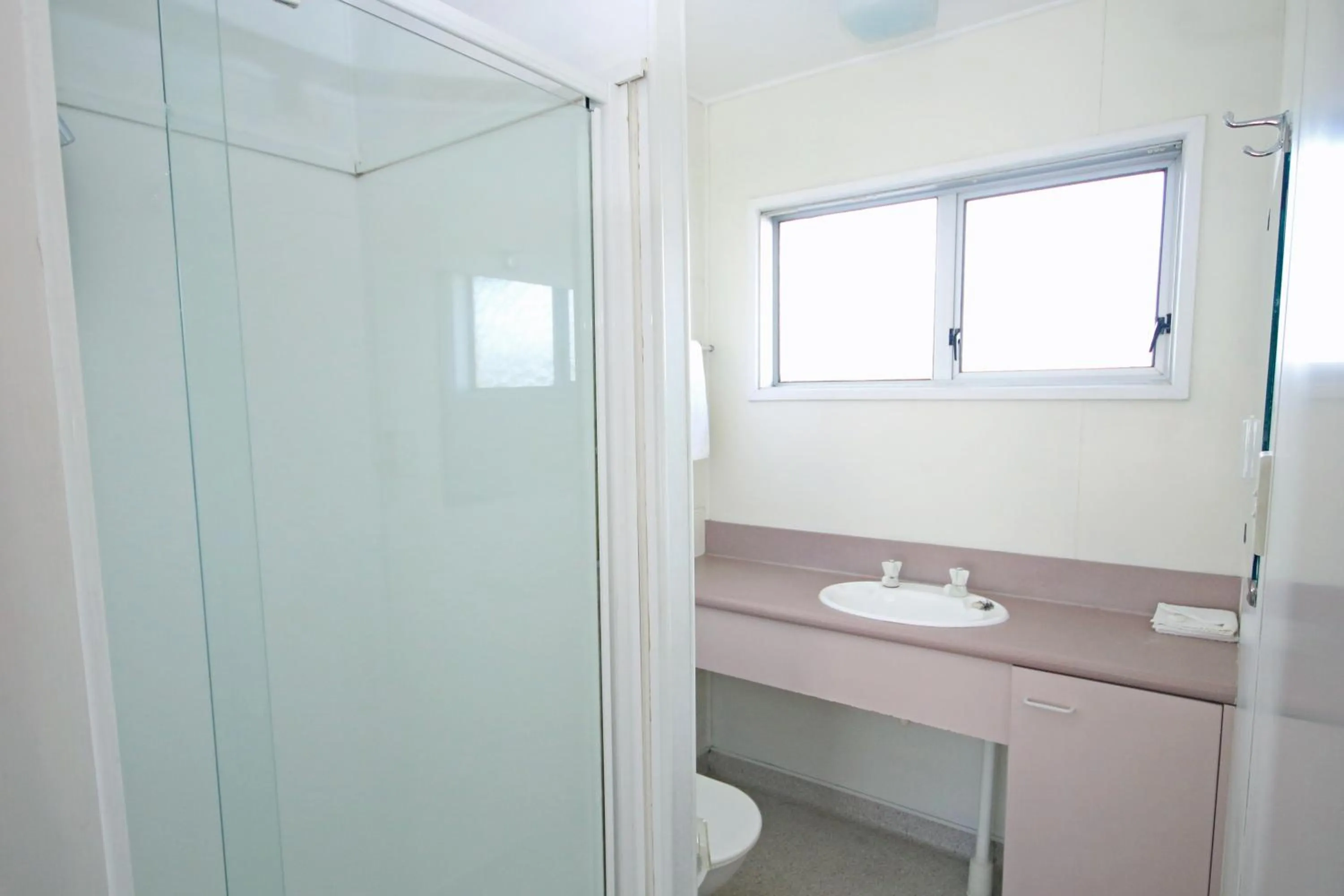 Bathroom in Midway Pacifica Lodge