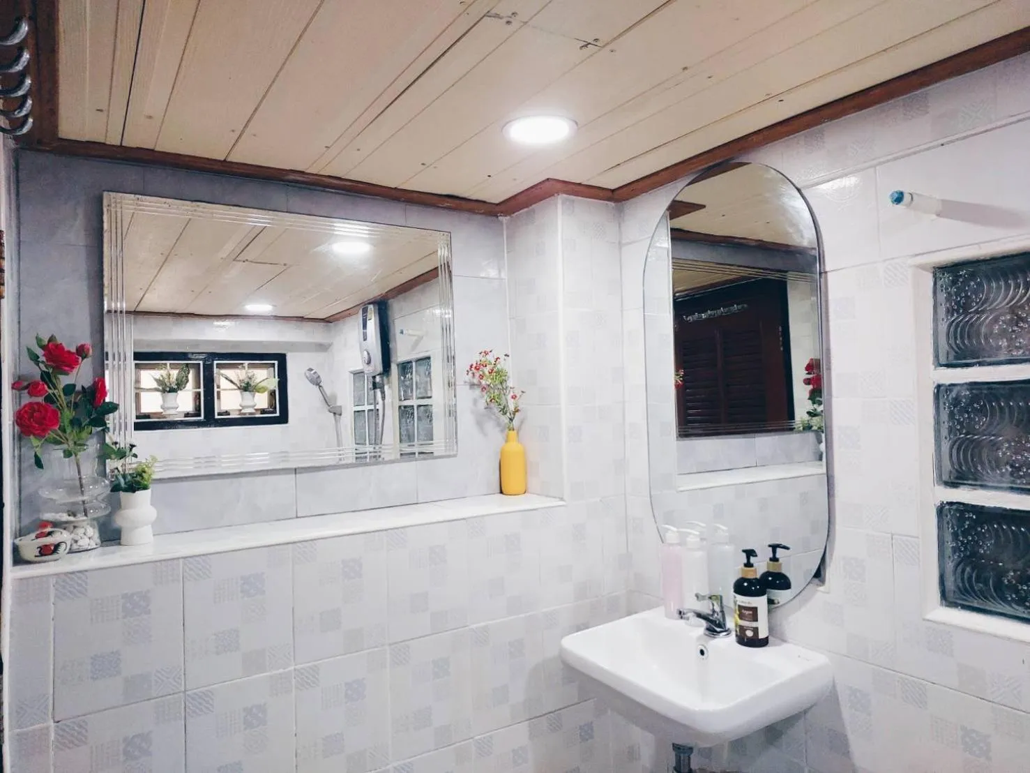 Shower in Green Riverside Homestay