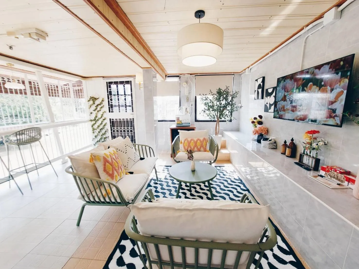 Communal lounge/ TV room in Green Riverside Homestay