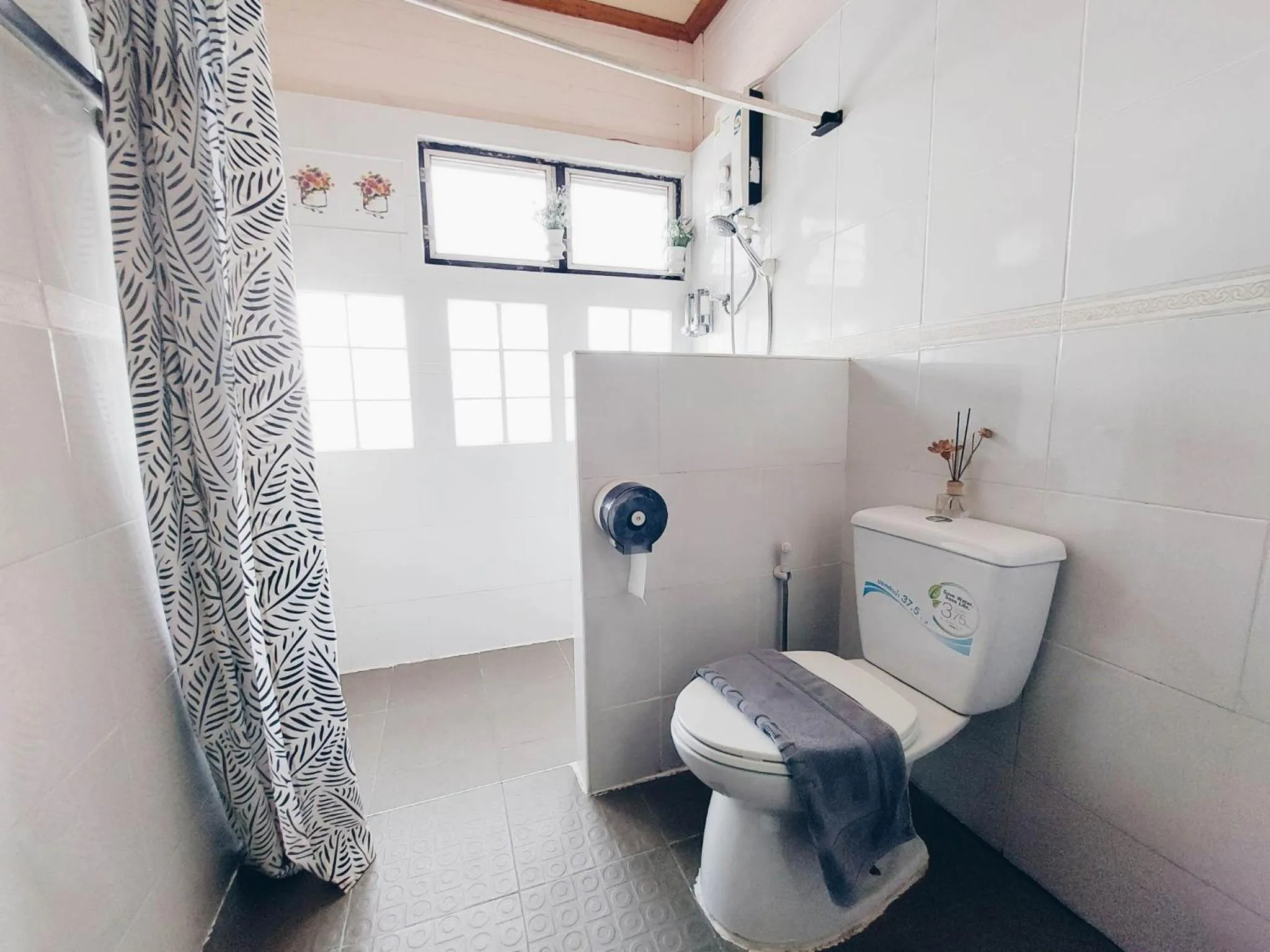 Shower in Green Riverside Homestay