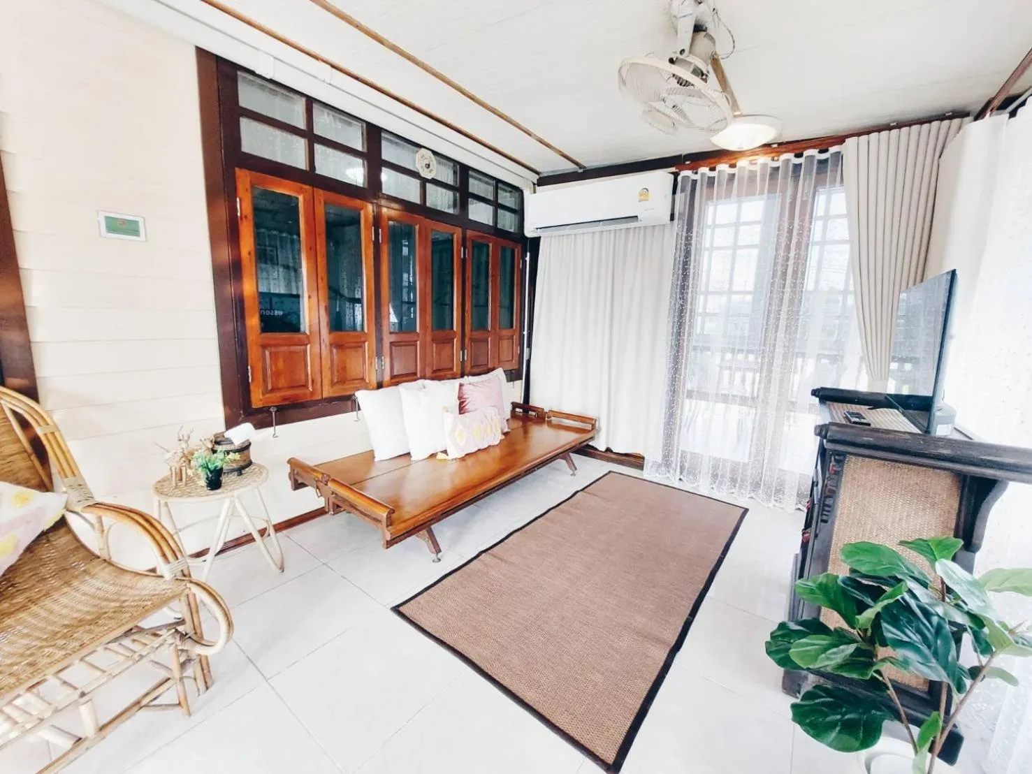 Communal lounge/ TV room in Green Riverside Homestay