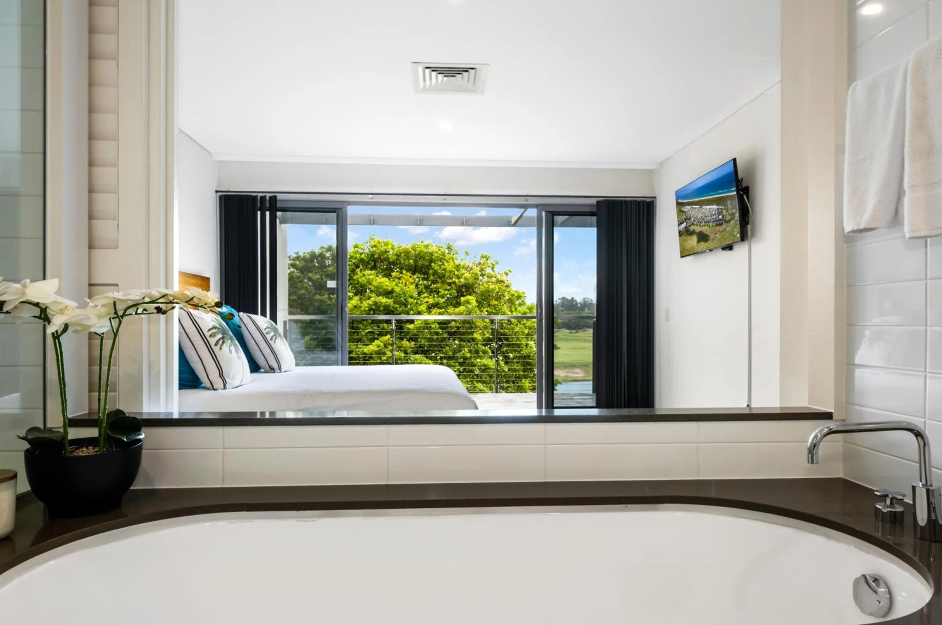 Bathroom, Bed in Pullman Magenta Shores Resort
