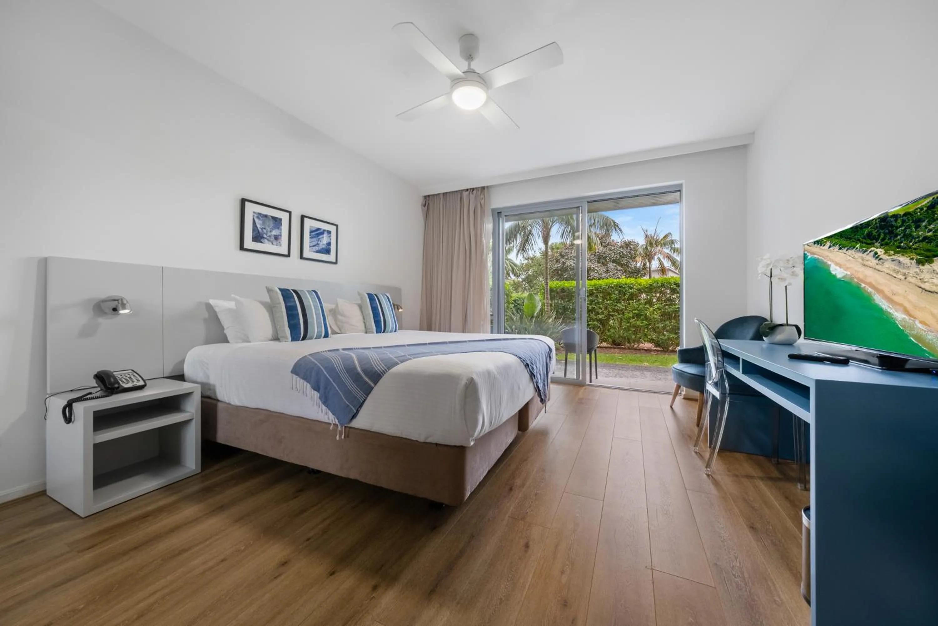 Photo of the whole room, Bed in Pullman Magenta Shores Resort
