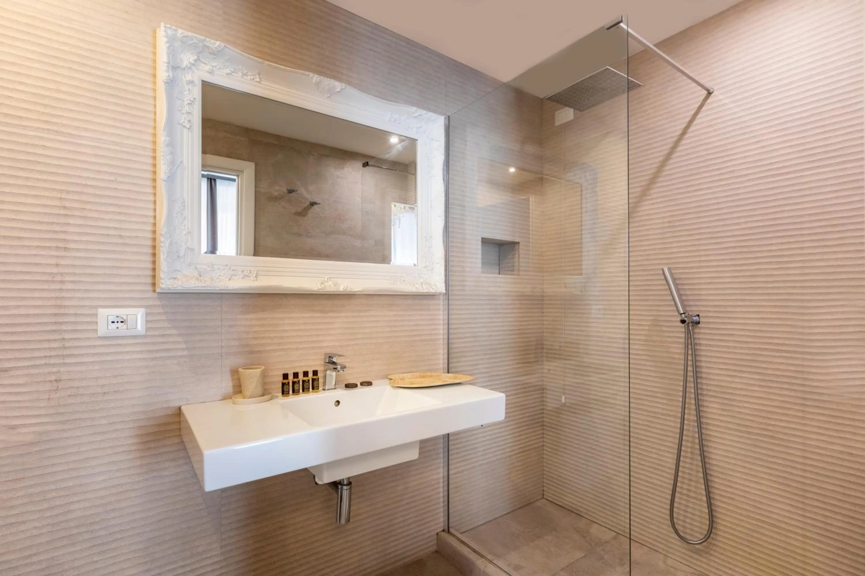 Bathroom in Spagna Art & Suites - CA Domus Collection