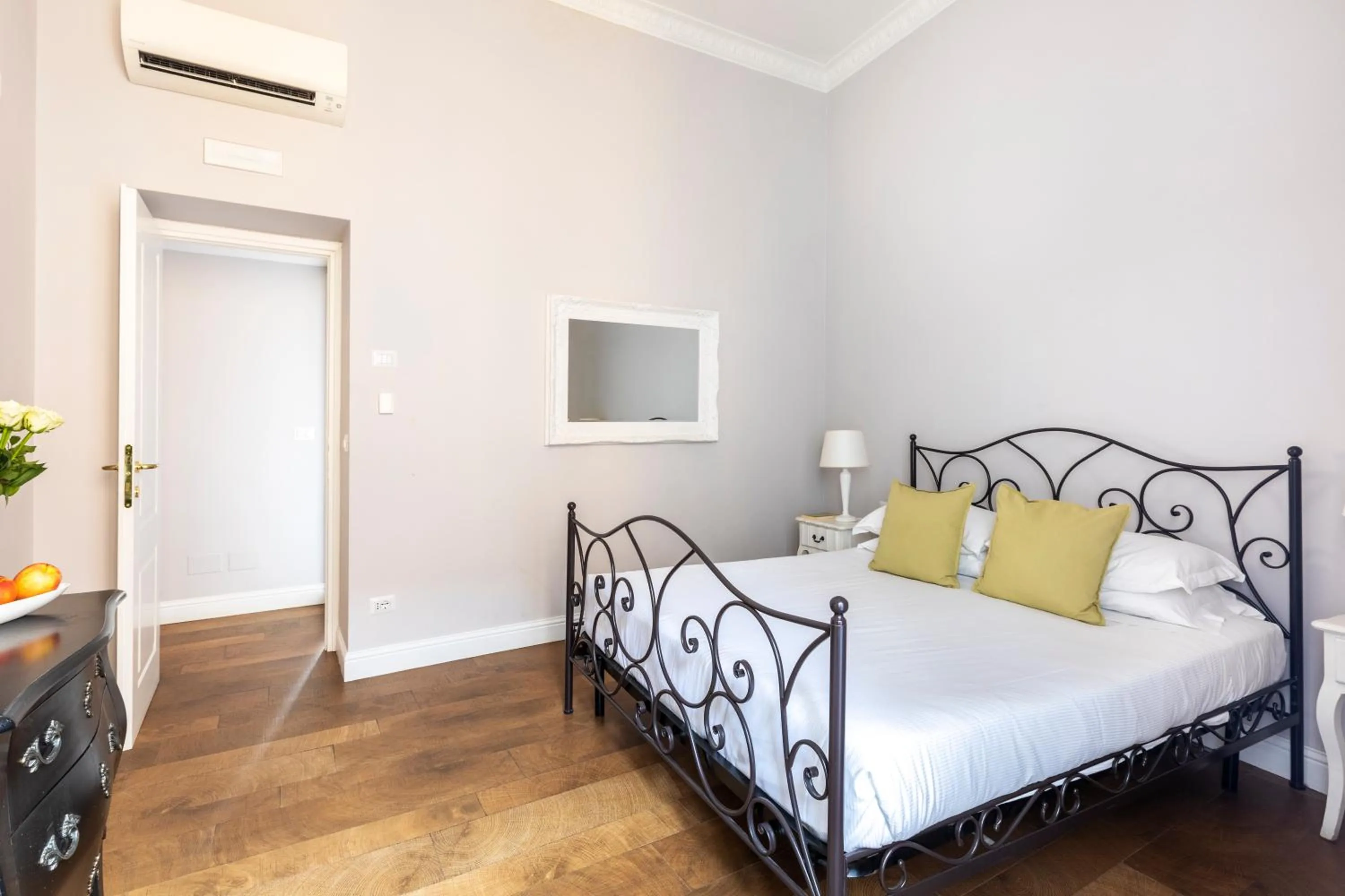 Bedroom, Bed in Spagna Art & Suites - CA Domus Collection