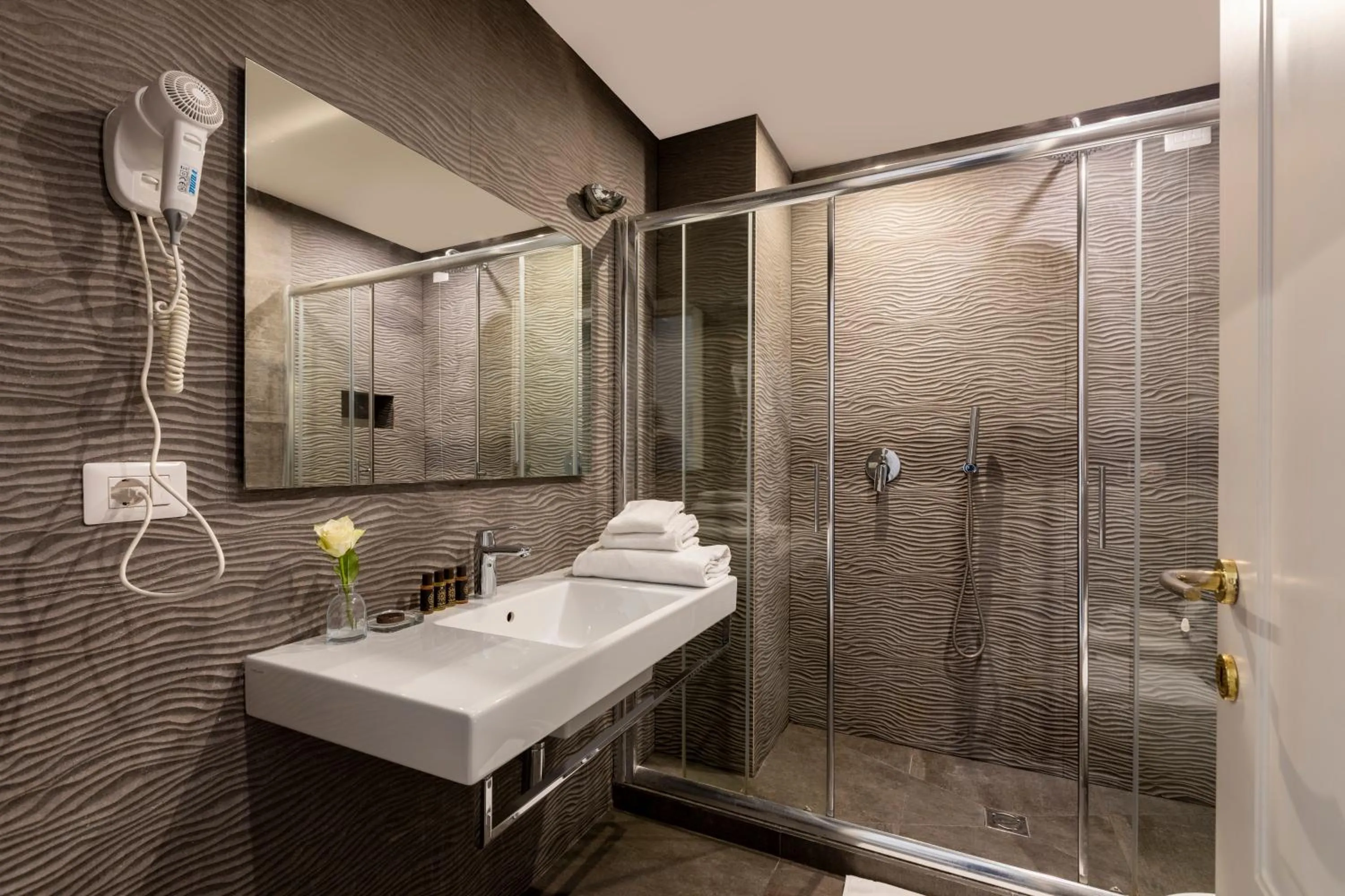 Bathroom in Spagna Art & Suites - CA Domus Collection