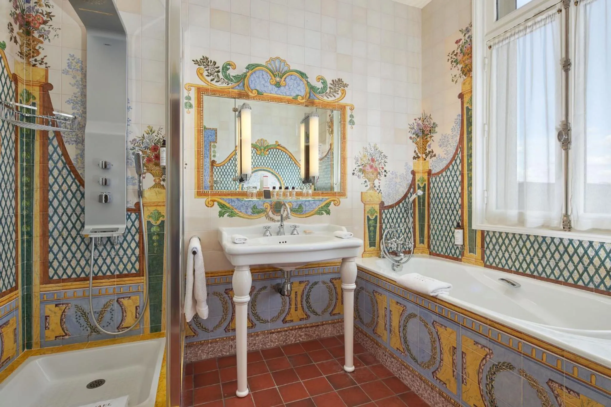 Shower in Hôtel Raphael