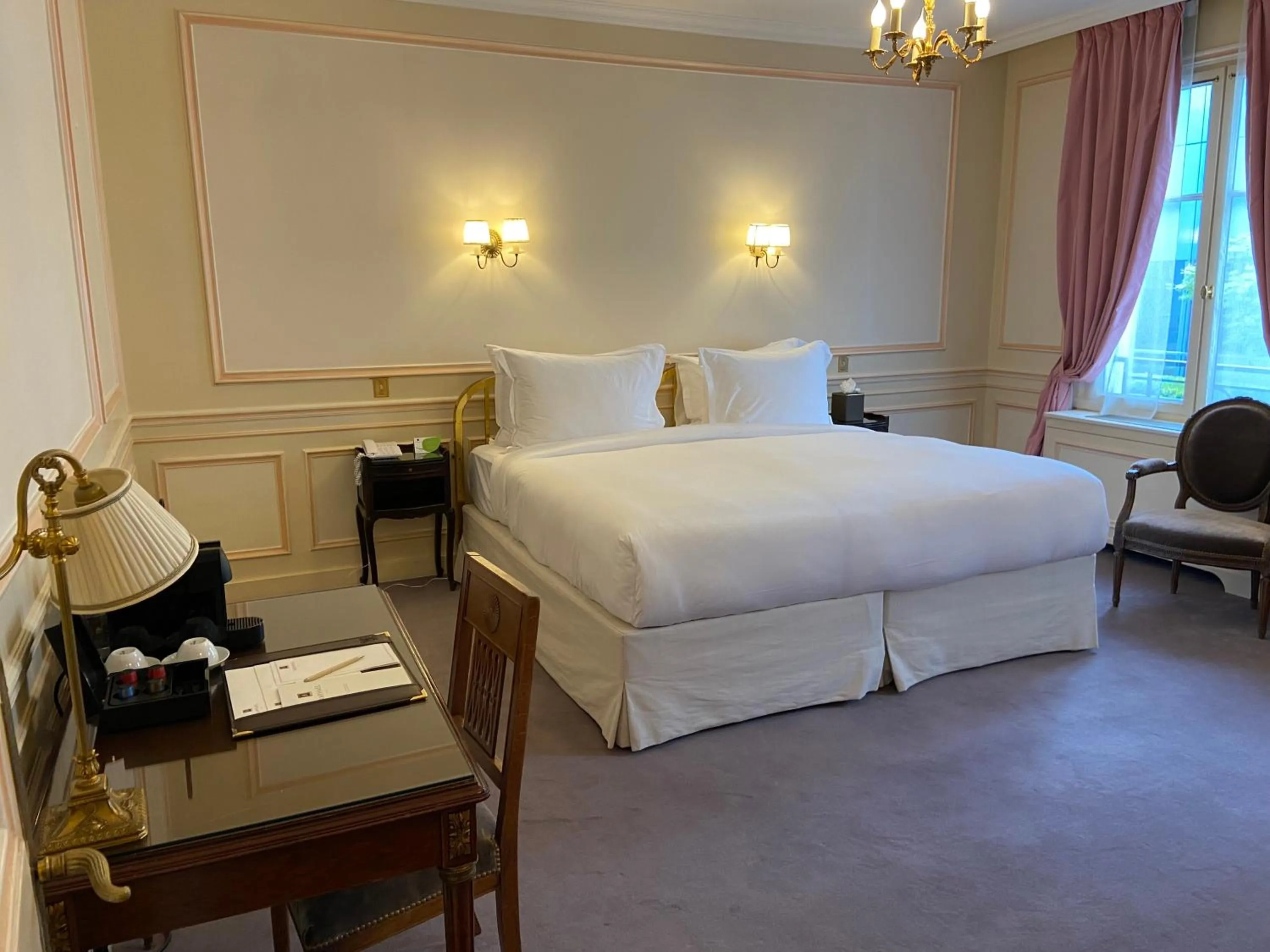 Photo of the whole room in Hôtel Raphael