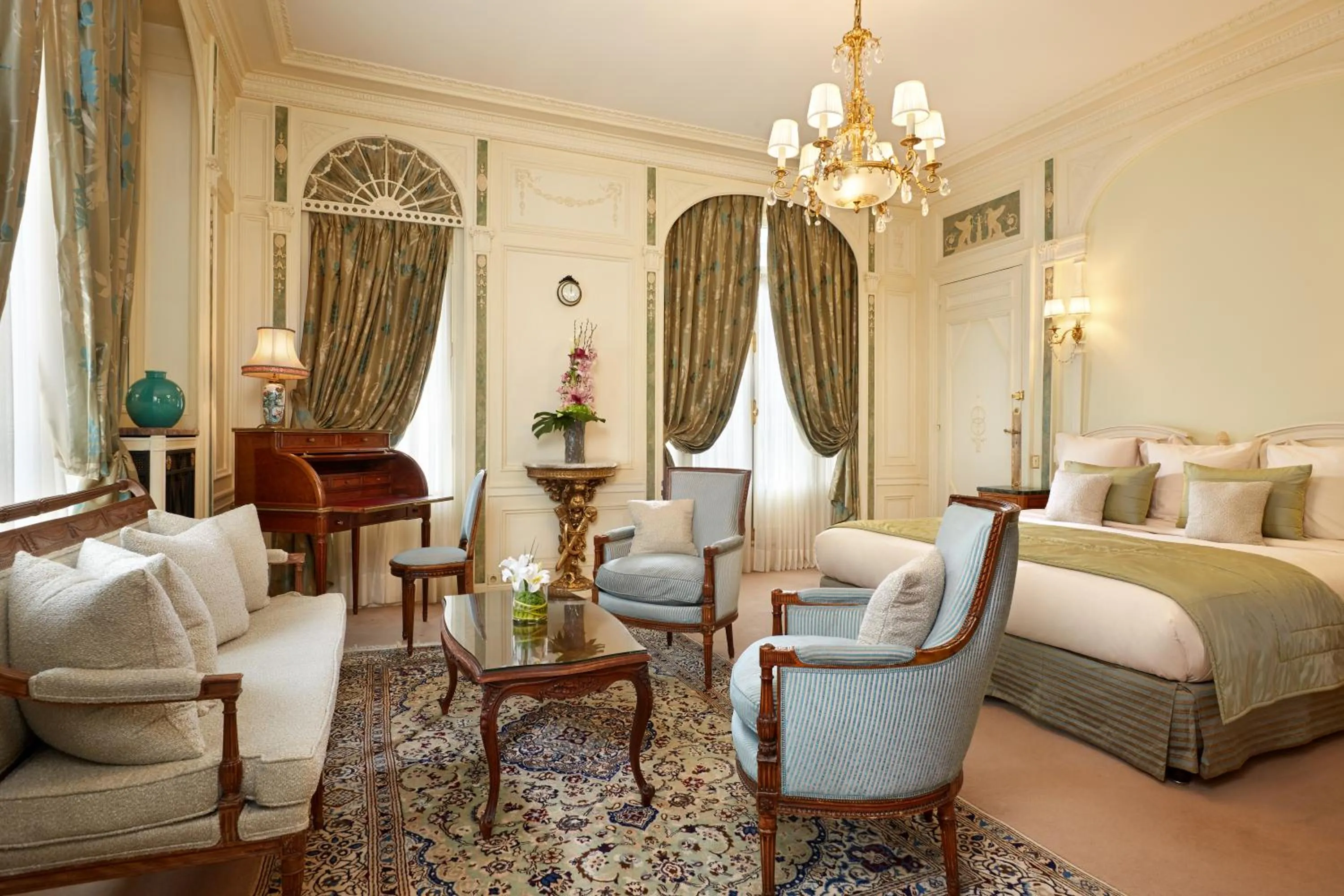 Photo of the whole room in Hôtel Raphael