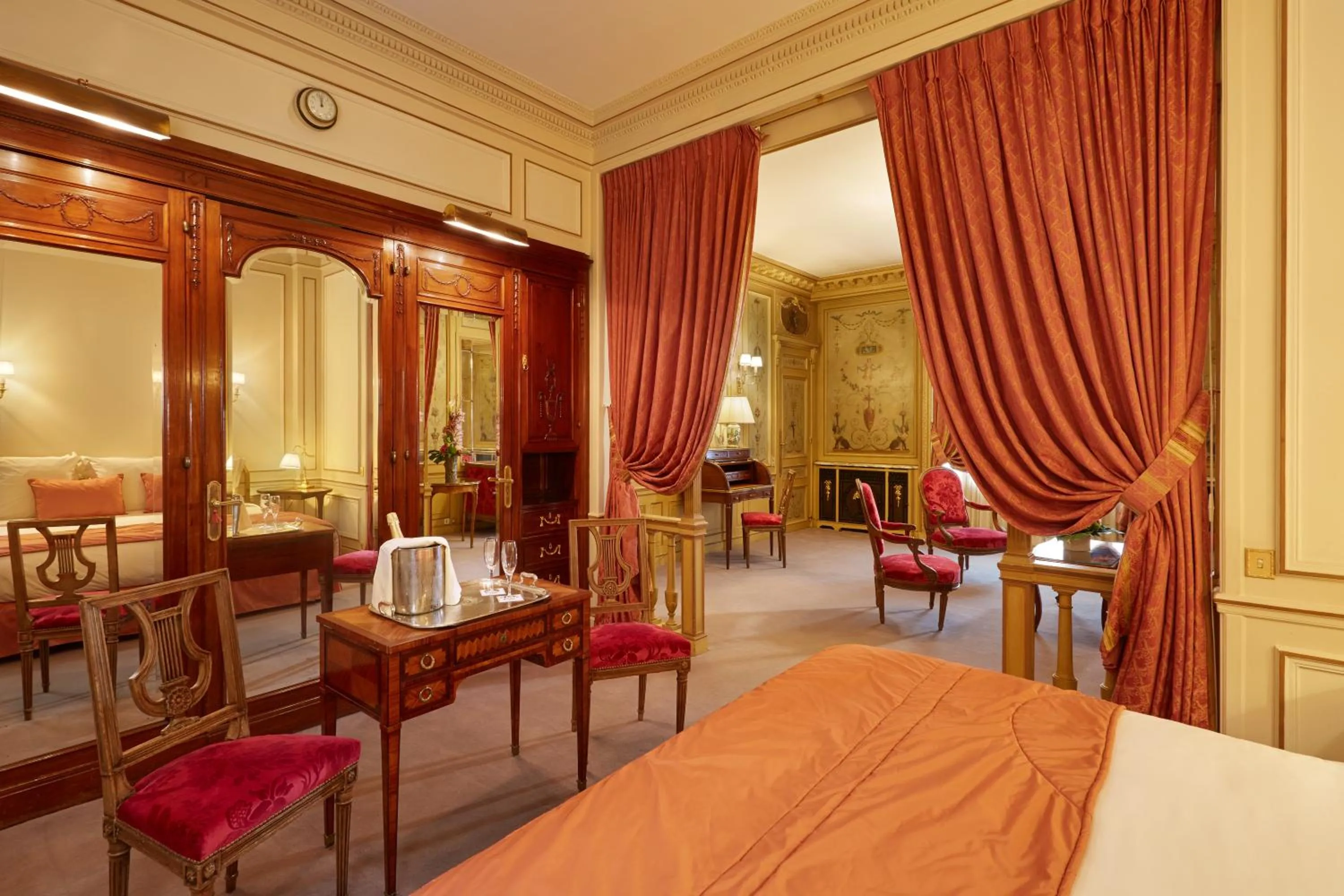 Photo of the whole room in Hôtel Raphael