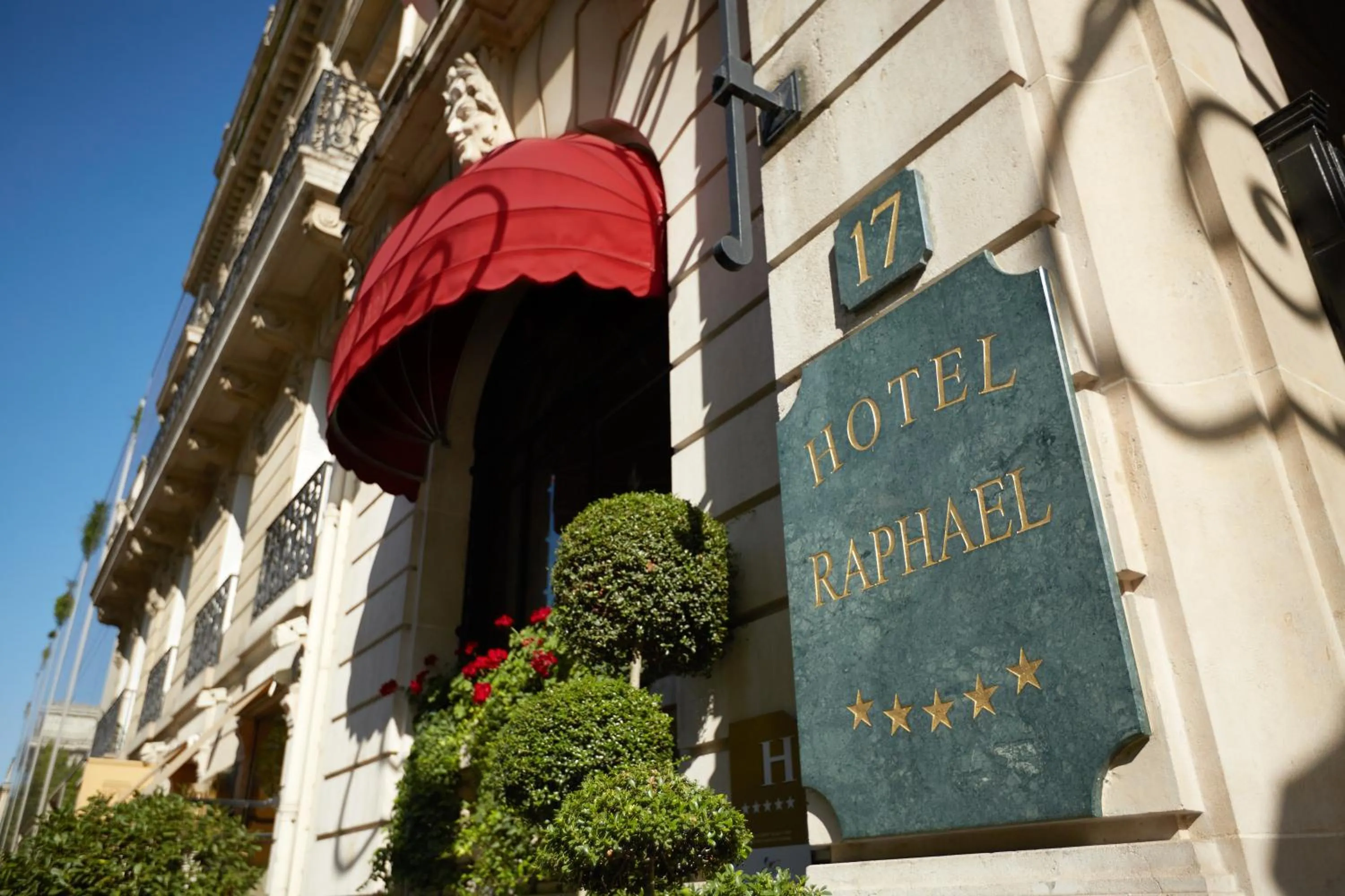 Facade/entrance in Hôtel Raphael