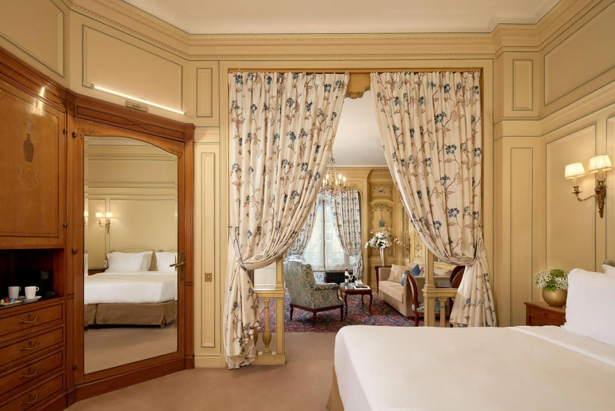 Bed in Hôtel Raphael