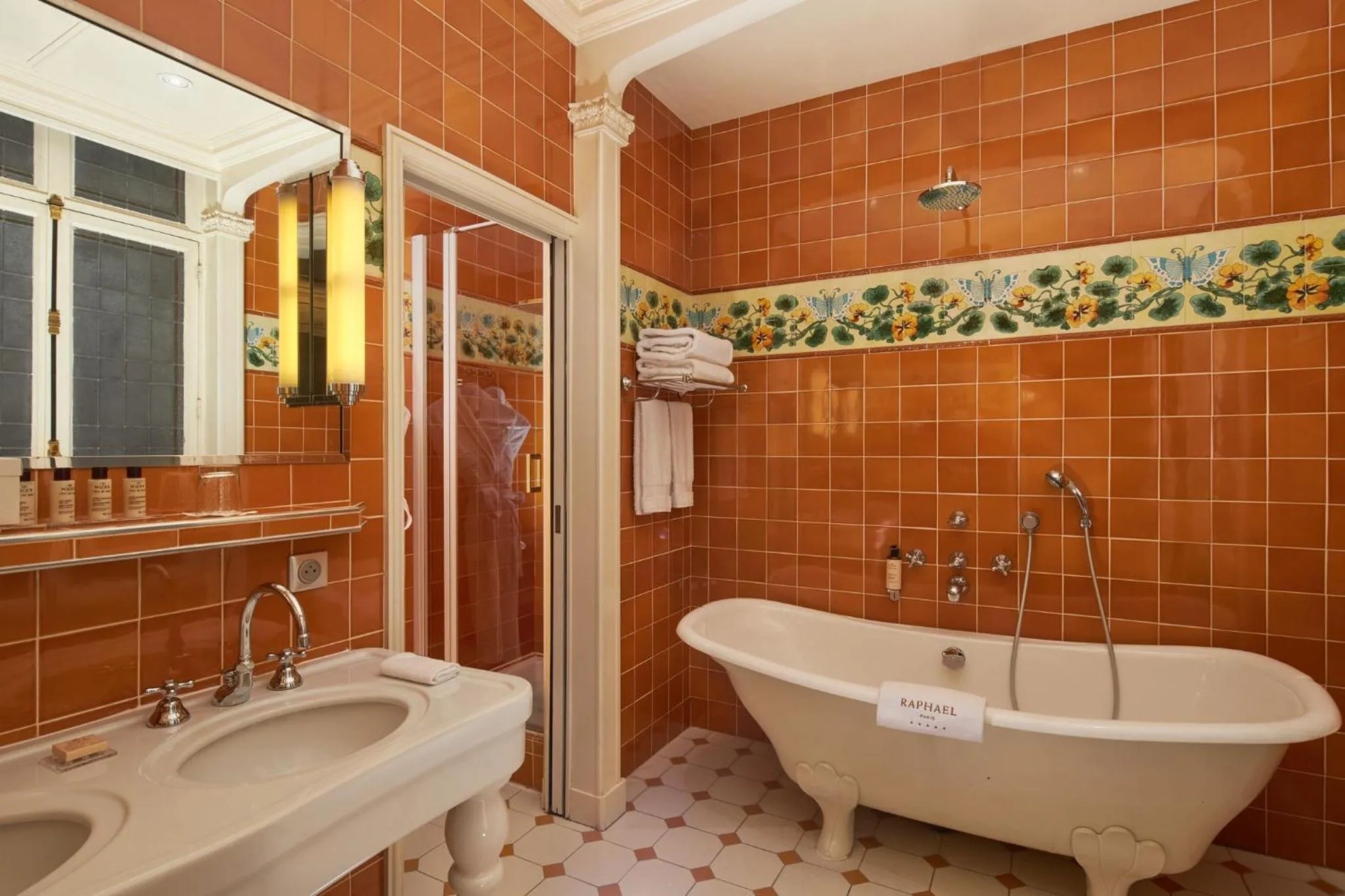Bathroom in Hôtel Raphael