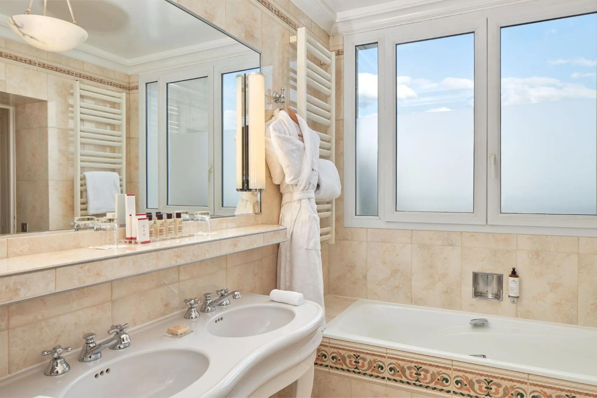 Bathroom in Hôtel Raphael