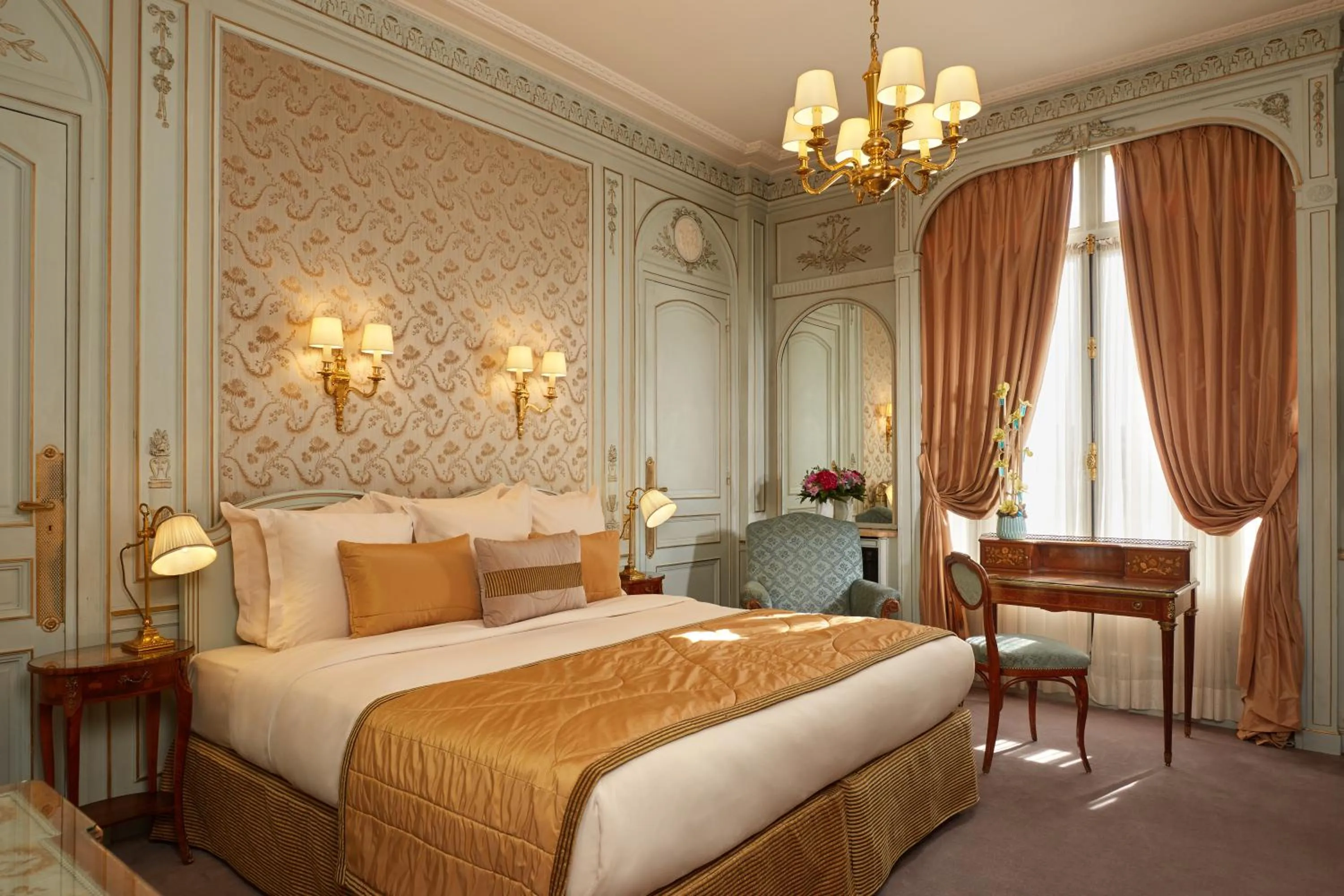 Photo of the whole room in Hôtel Raphael