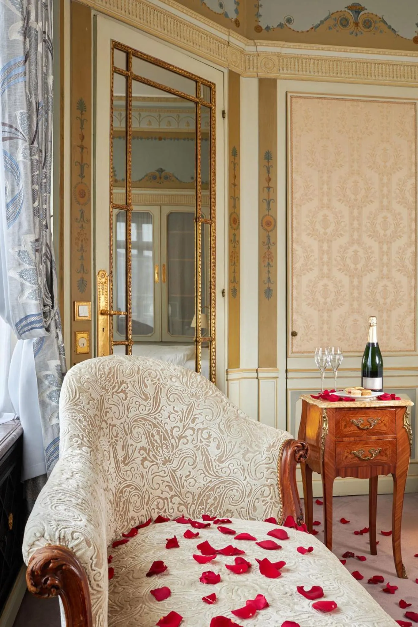 Seating area in Hôtel Raphael