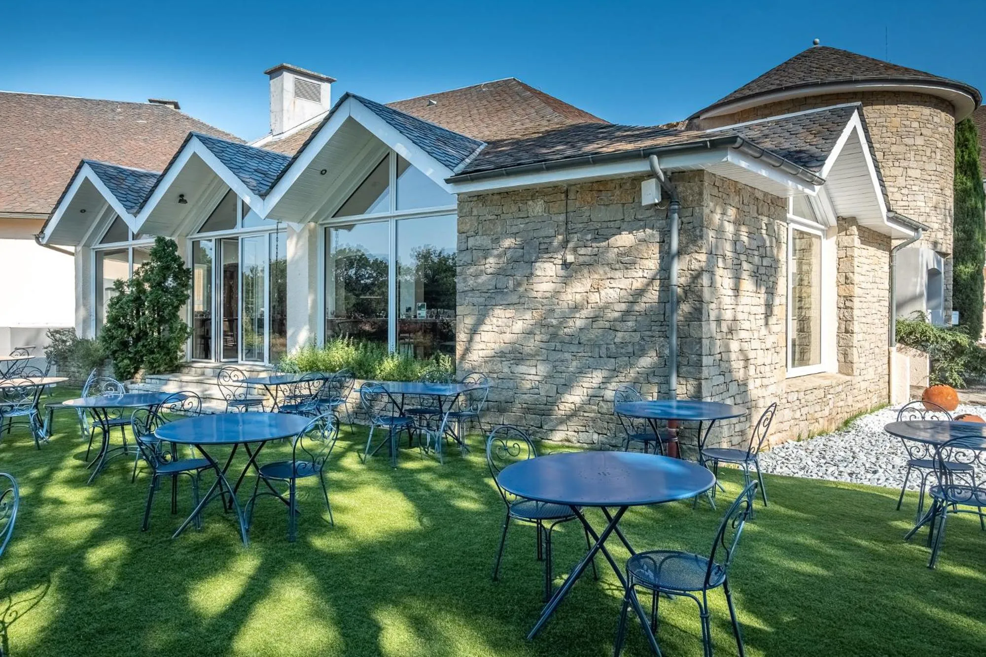 Patio in Hôtel Causse Comtal Rodez, The Originals Relais