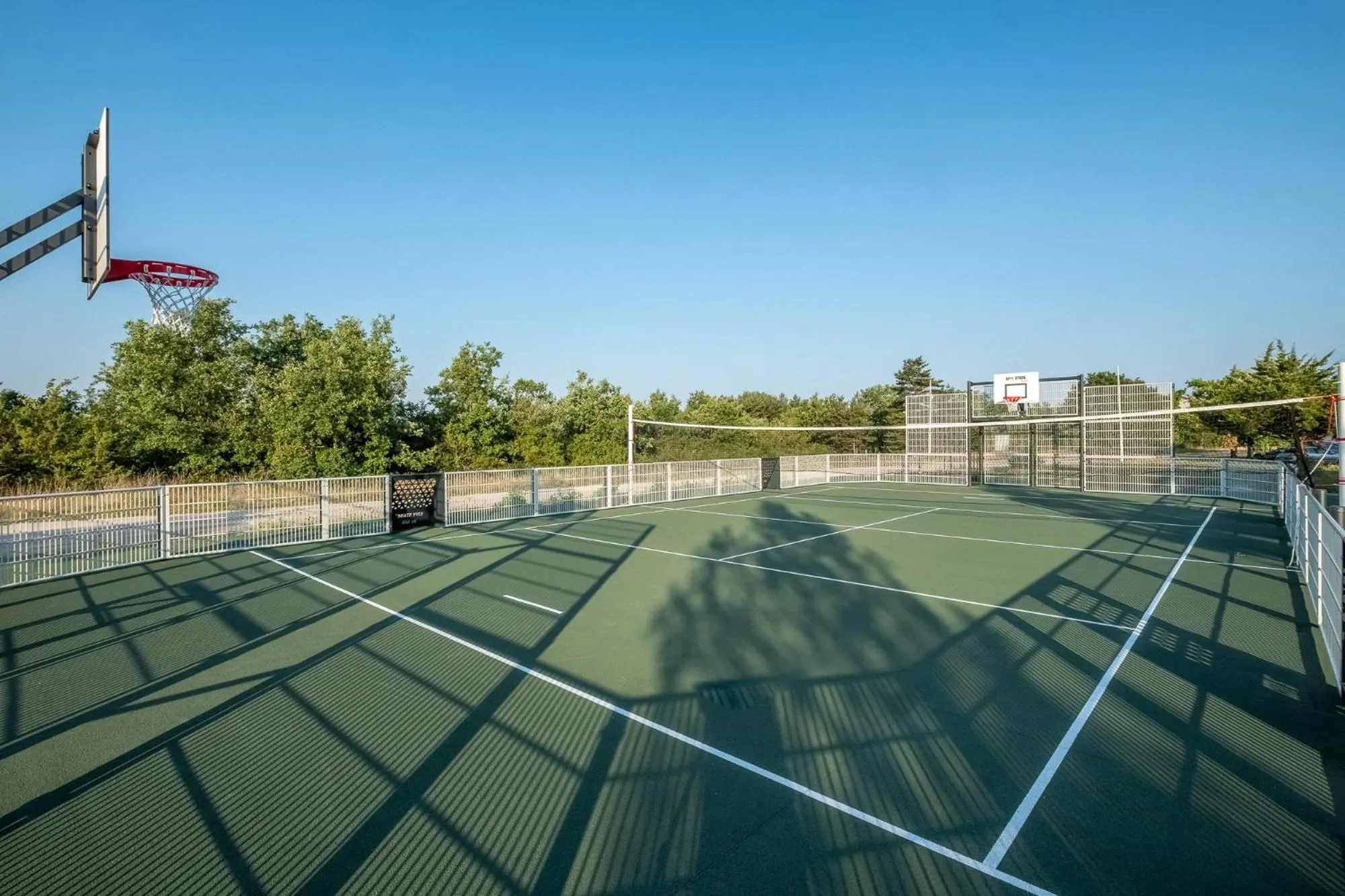 Tennis court in Hôtel Causse Comtal Rodez, The Originals Relais