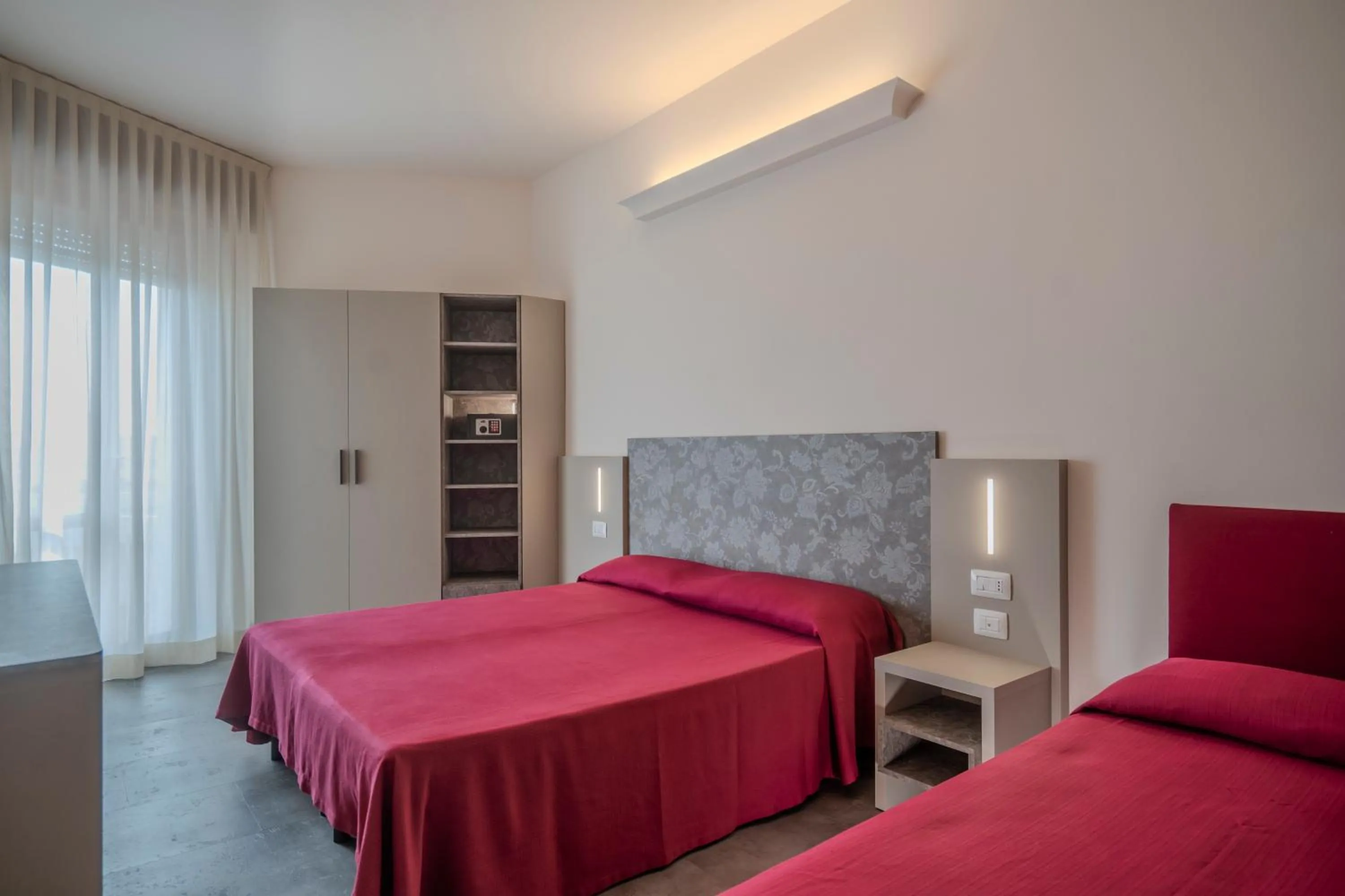 Bedroom, Bed in Hotel 2000