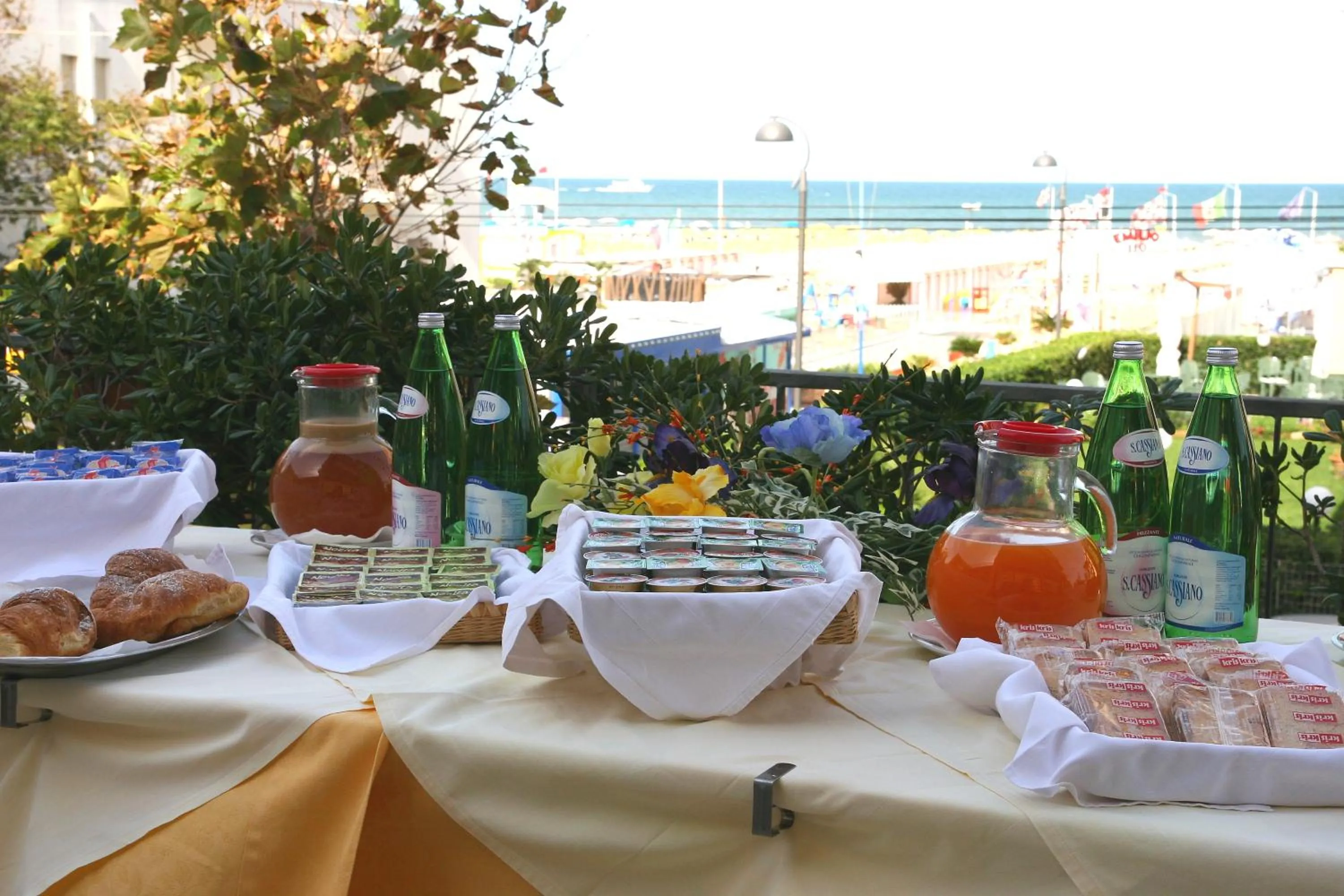 Restaurant/places to eat in Hotel 2000