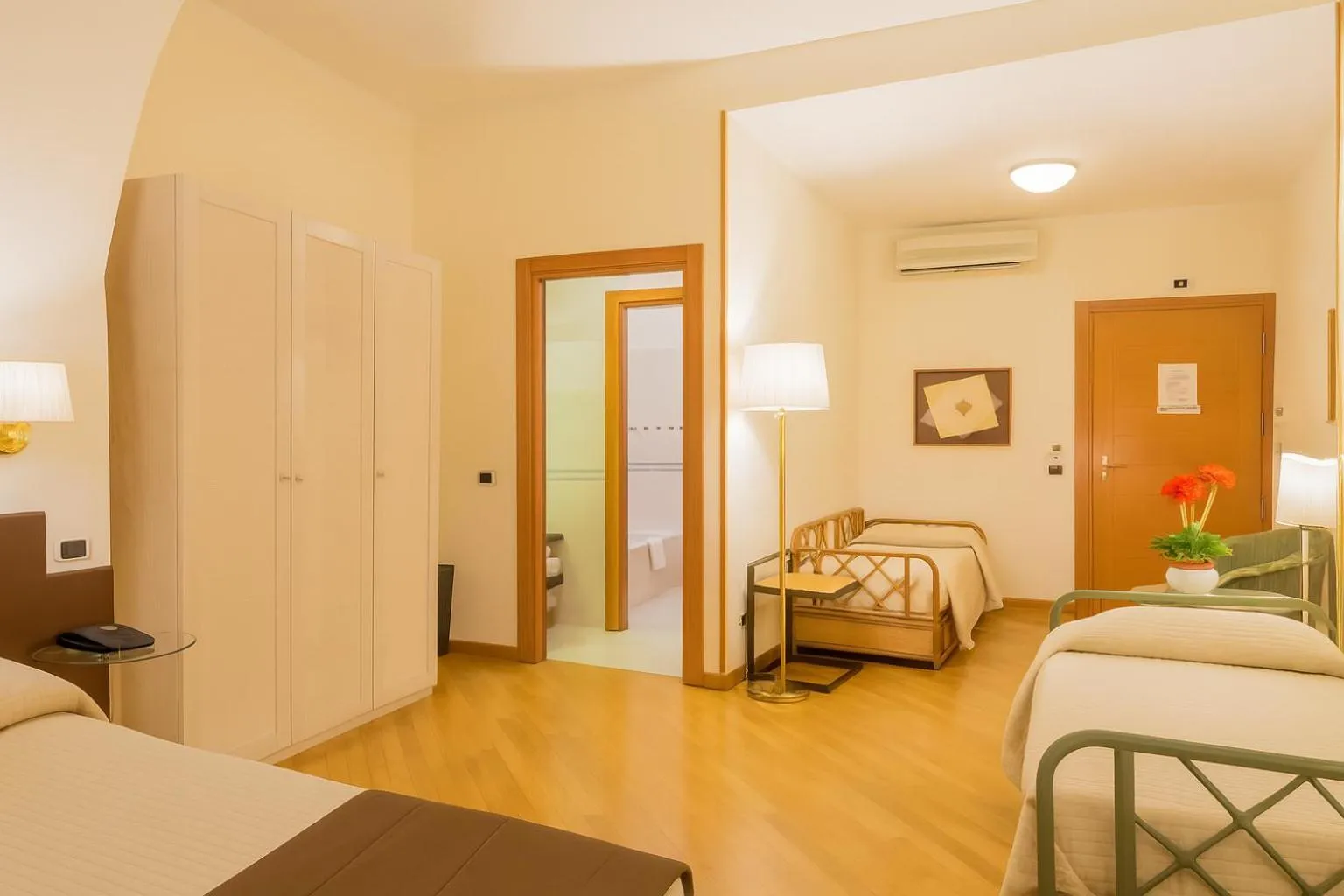 Bed in Piazza Paradiso Accommodation