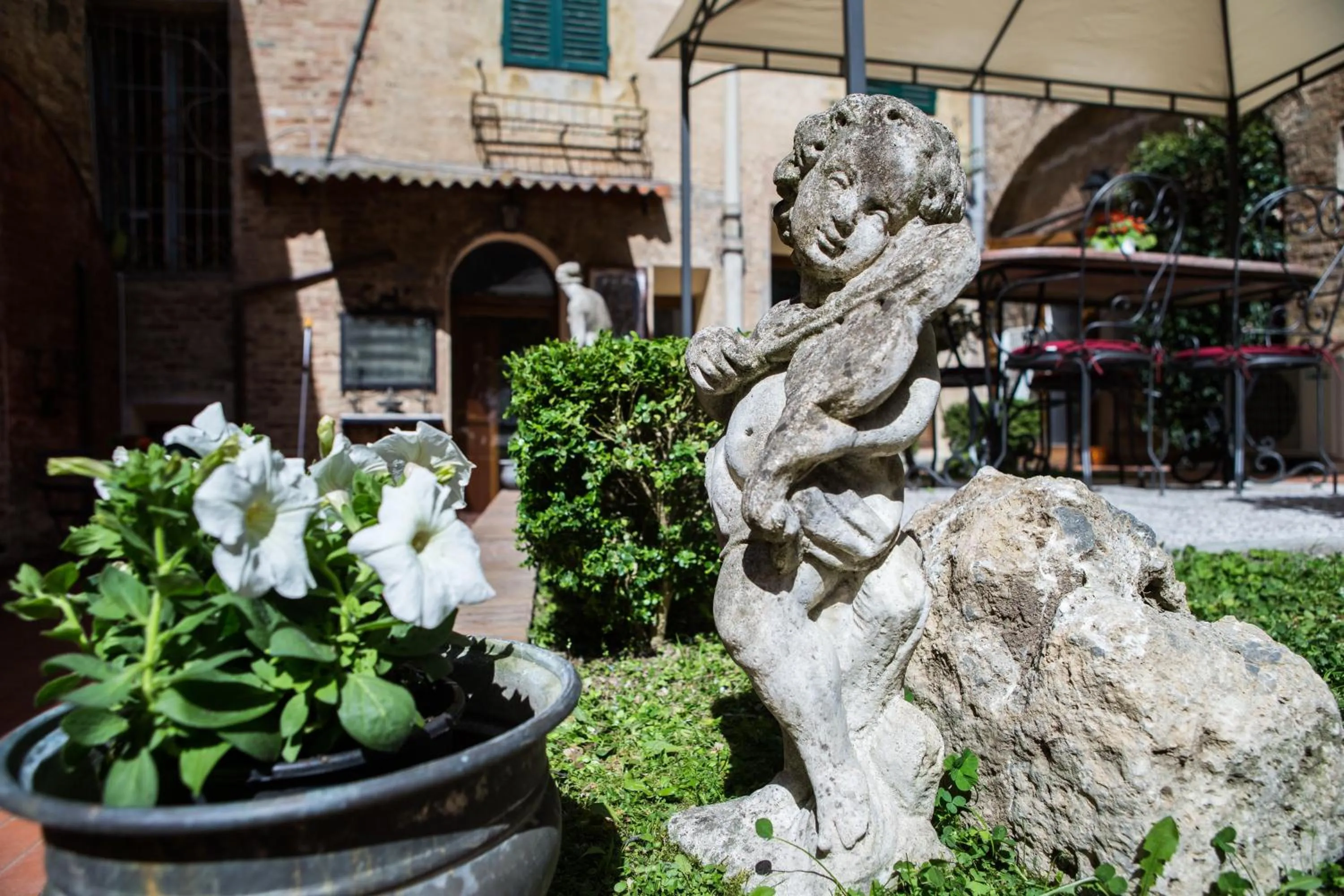 Facade/entrance in Piazza Paradiso Accommodation