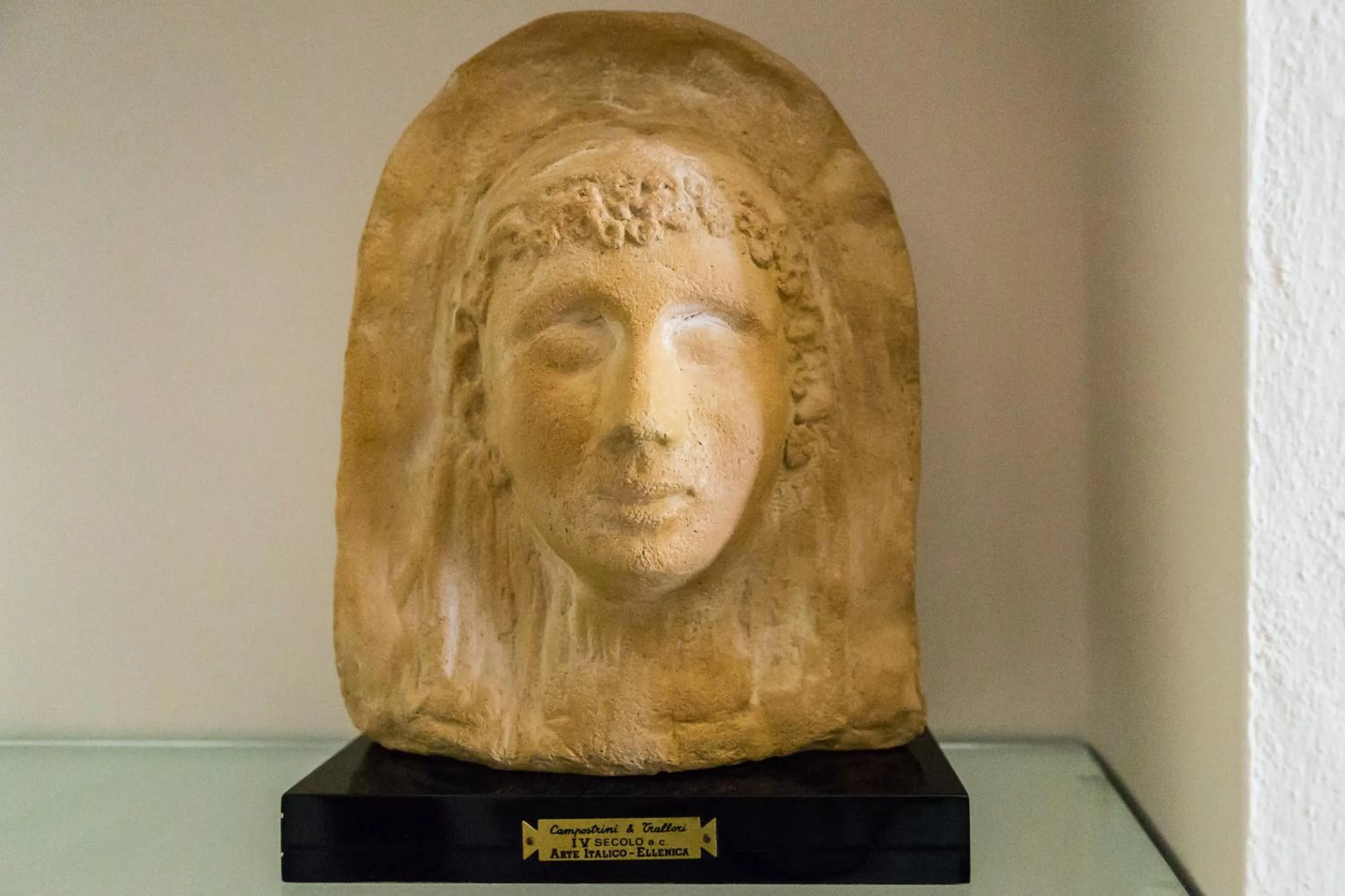 Decorative detail in Piazza Paradiso Accommodation